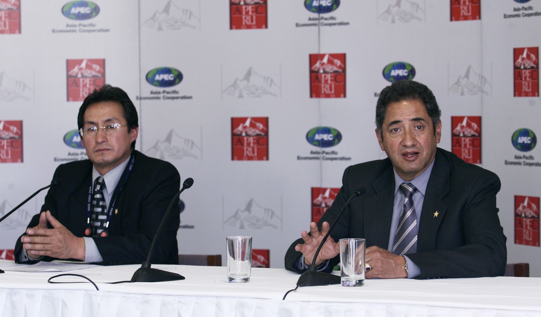 Germán Espinoza y Alberto Lescano, Jefe  y Director respectivamente del Proyecto Especial Lago Titicaca, en conferencia de prensa en el Encuentro de Jóvenes de APEC. Foto: ANDINA / Rafael Cornejo