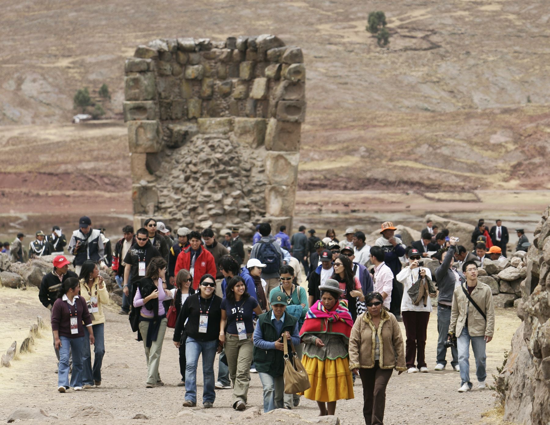 Delegados del Encuentro de Jóvenes del APEC visitaron las ruinas de Sillustani cerca a la ciudad de Puno. Foto: ANDINA / Rafael Cornejo.