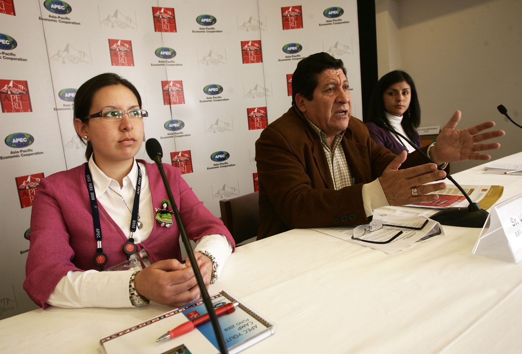 Victor Diaz Chavez, viceministro de Gestion Institucional del Ministerio de Educación en conferencia de prensa acompañado de los delegados representantes del Perú en foro de APEC en Puno. Foto: ANDINA / Rafael Cornejo.