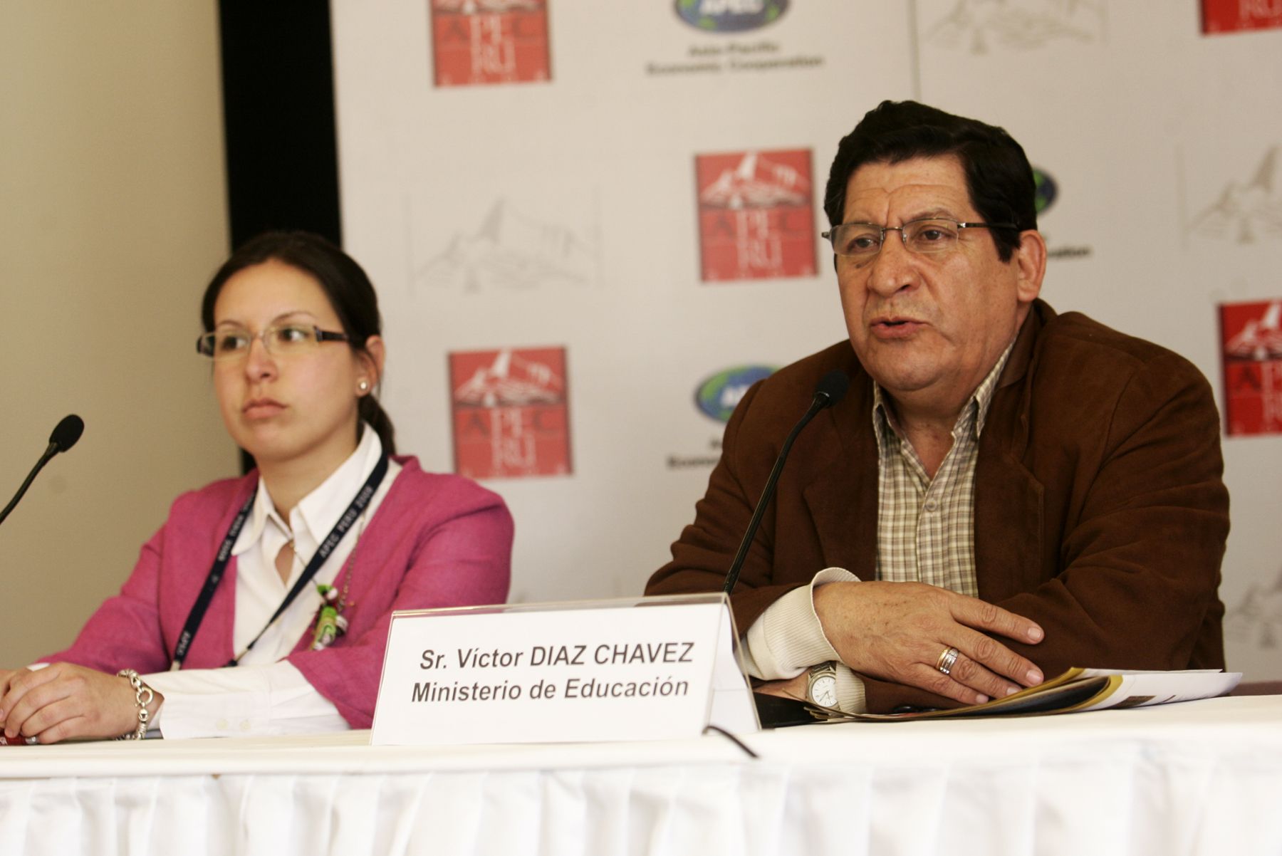 Victor Diaz Chavez, viceministro de Gestion Institucional del Ministerio de Educación en conferencia de prensa acompañado de los delegados representantes del Perú en foro de APEC en Puno. Foto: ANDINA / Rafael Cornejo.