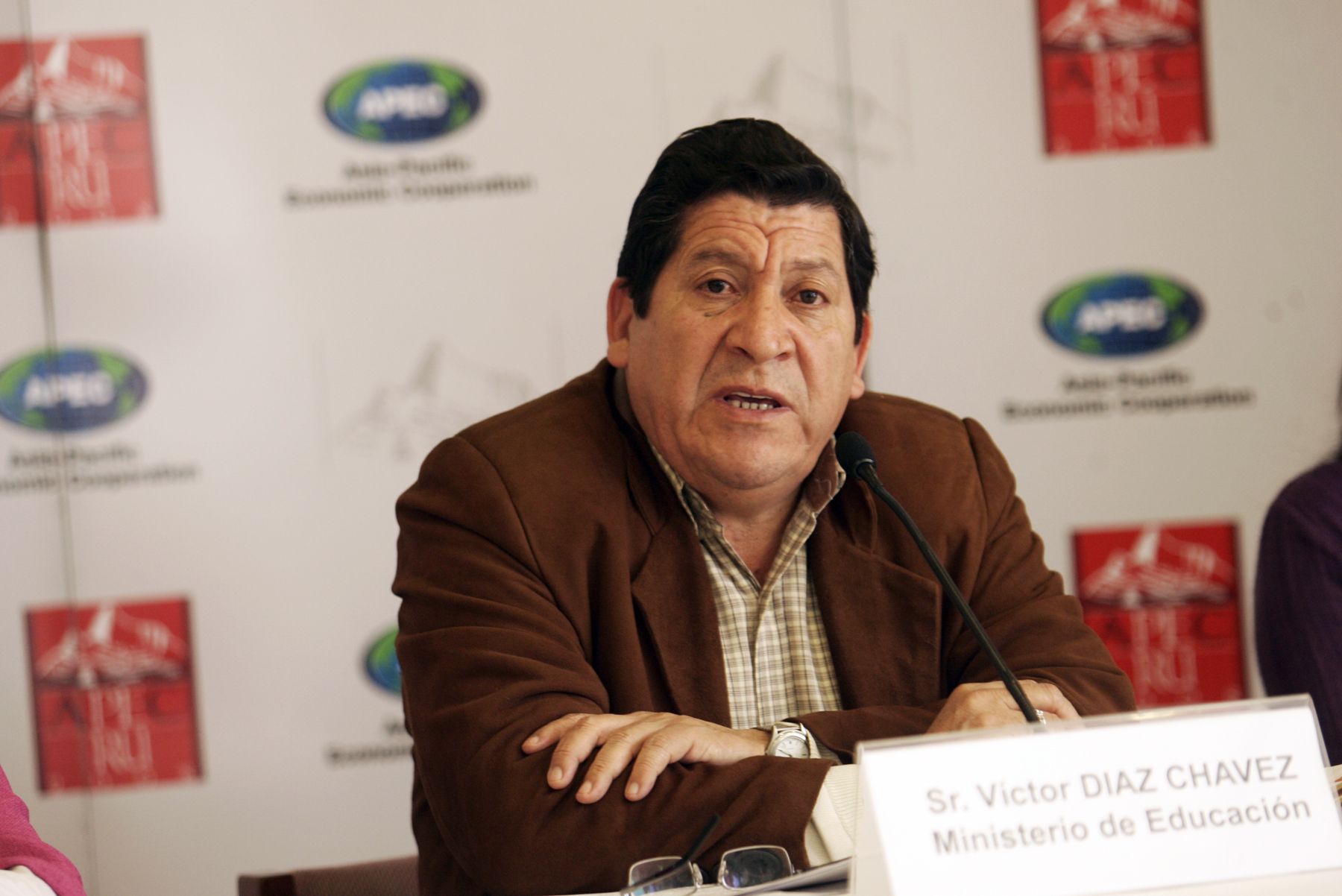 Victor Diaz Chavez, viceministro de Gestion Institucional del Ministerio de Educación en conferencia de prensa acompañado de los delegados representantes del Perú en foro de APEC en Puno. Foto: ANDINA / Rafael Cornejo.