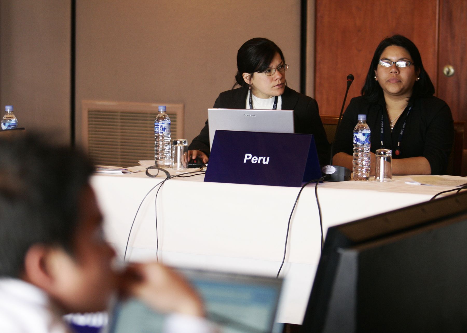 Delegados elaboran el borrador final de la declaración de la reunion de Jóvenes de APEC, que se realiza en la ciudad de Puno. Foto ANDINA / Rafael Cornejo