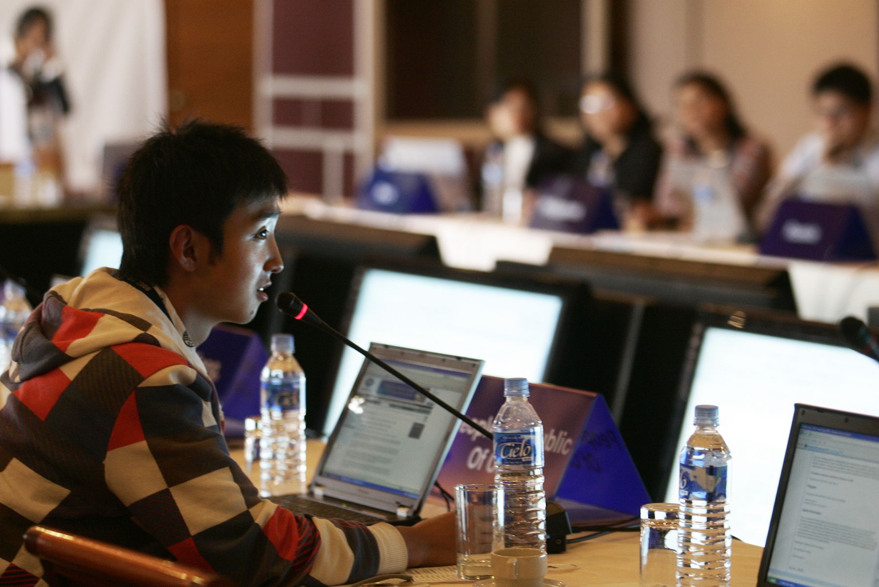 Delegados elaboran el borrador final de la declaración de la reunion de Jóvenes de APEC, que se realiza en la ciudad de Puno. Foto ANDINA / Rafael Cornejo