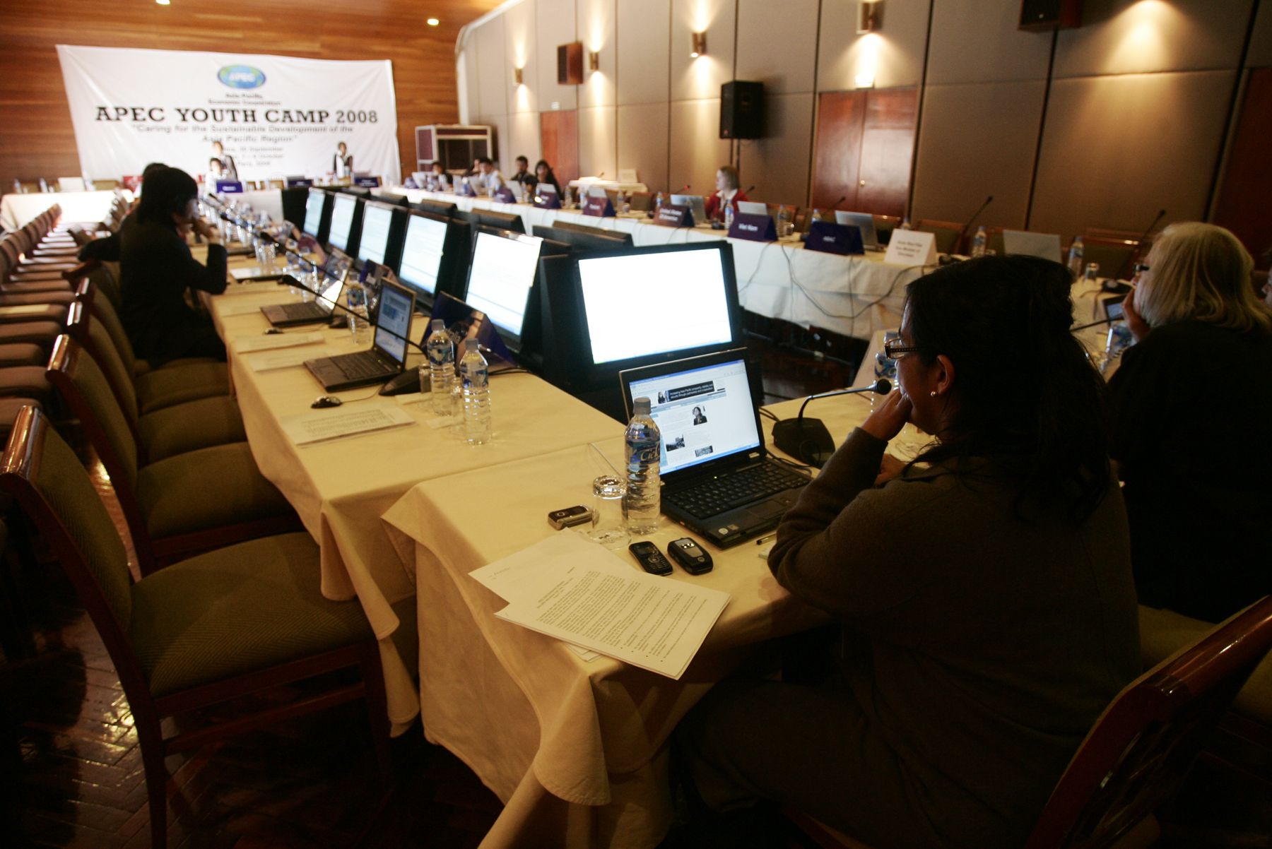 Delegados elaboran el borrador final de la declaración de la reunion de Jóvenes de APEC, que se realiza en la ciudad de Puno. Foto ANDINA / Rafael Cornejo
