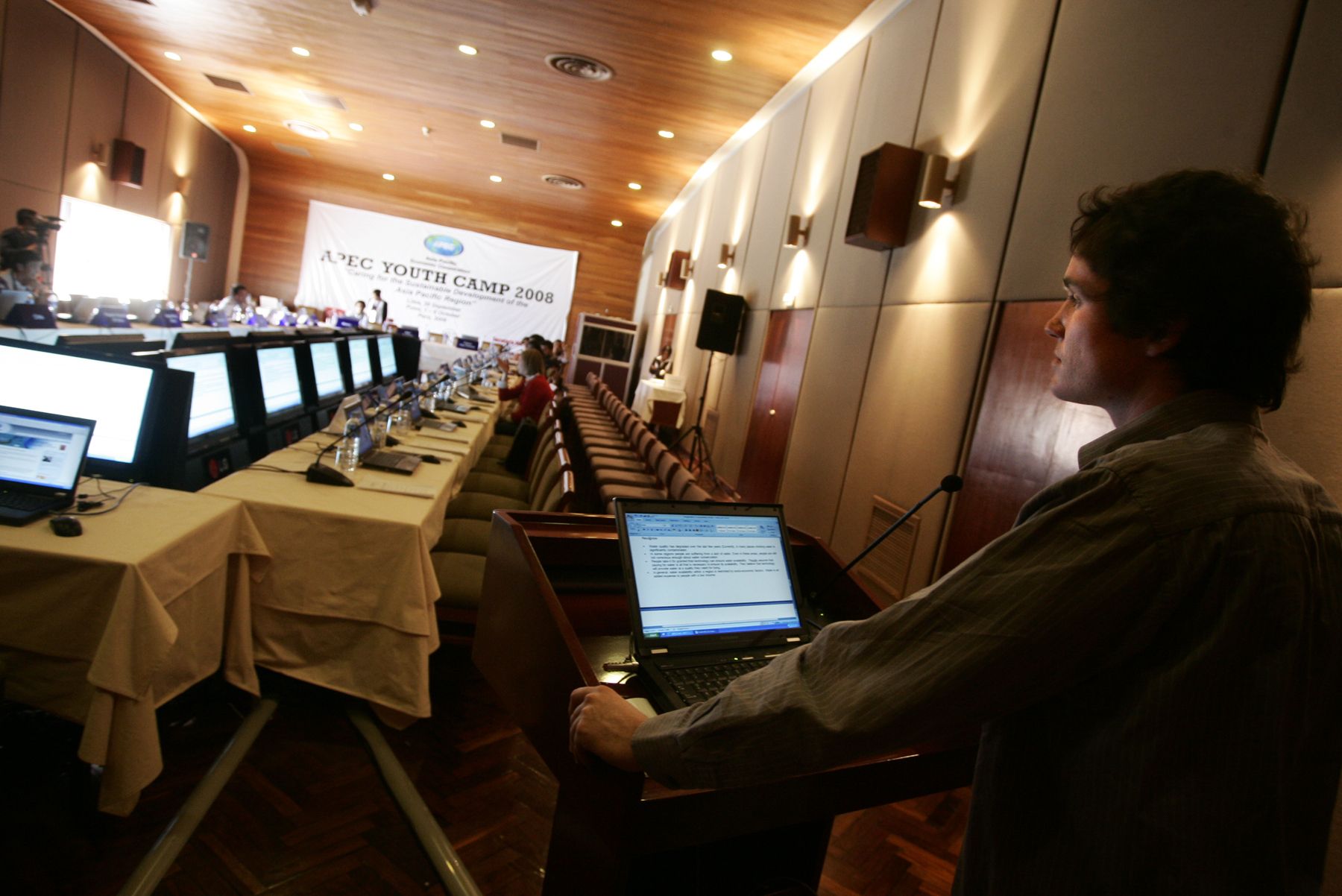 Delegados elaboran el borrador final de la declaración de la reunion de Jóvenes de APEC, que se realiza en la ciudad de Puno. Foto ANDINA / Rafael Cornejo