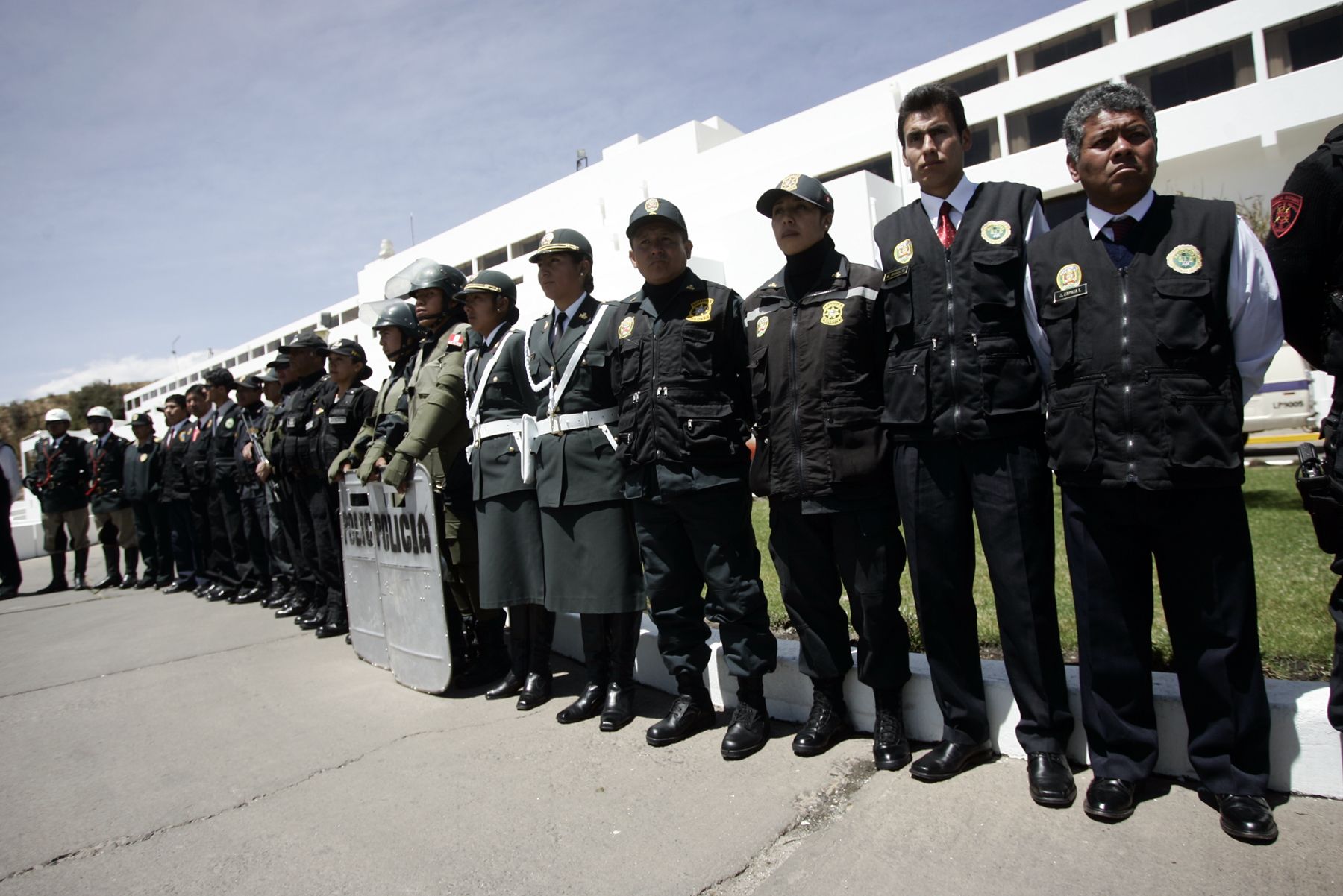 Parte del equipo de miembros de las Fuerzas Policiales que dieron seguridad a los delegados del Encuentro de Jóvenes de APEC 2008 que culmina hoy en la ciudad de Puno. Foto: ANDINA / Rafael Cornejo