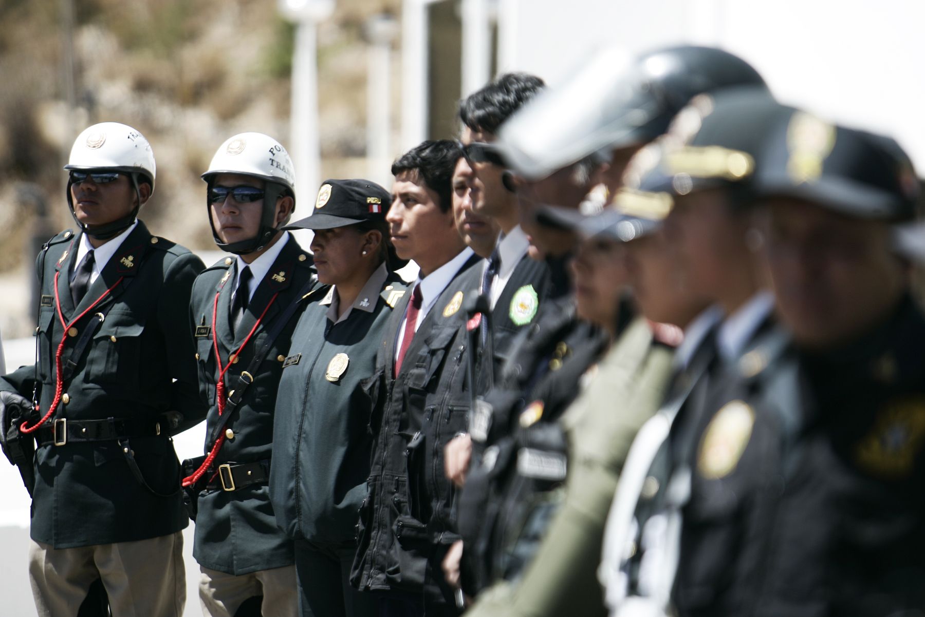 Parte del equipo de miembros de las Fuerzas Policiales que dieron seguridad a los delegados del Encuentro de Jóvenes de APEC 2008 que culmina hoy en la ciudad de Puno. Foto: ANDINA / Rafael Cornejo