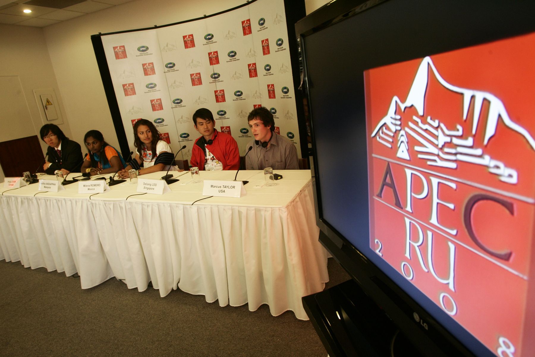 Conferencia de prensa de los delegados de algunos paises que participan en el Encuentro de Juventudes de APEC  2008, en la ciudad de Puno. Foto: ANDINA / Rafael Cornejo