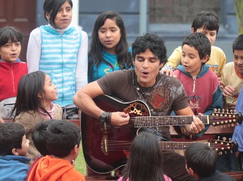 El cantante Pedro Suarez Vértiz, graba video clip en la céntrica Plaza Francia.Foto: ANDINA/Carlos Lezama