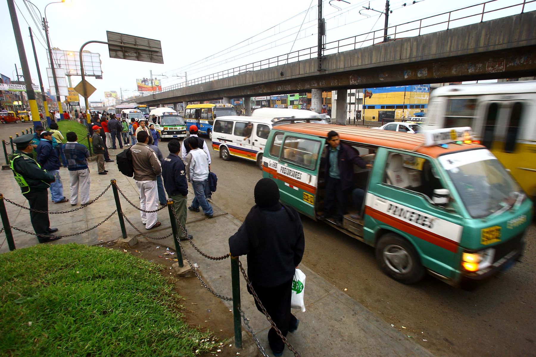 Transporte público urbano normal en la avenida Los Héroes, en San Juan de Miraflores, en el día de la paralización convocada por la CGTP. Foto: ANDINA/Alberto Orbegoso.