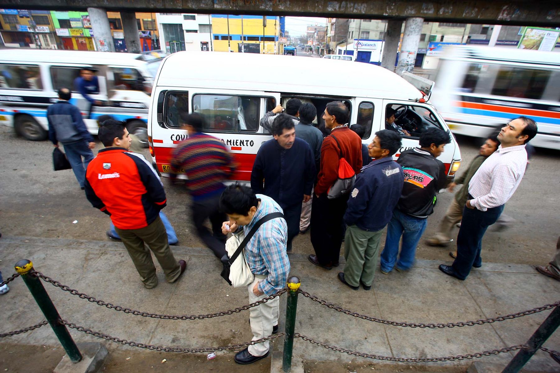 Transporte pùblico urbano normal en la avenida Los Héroes, en San Juan de Miraflores, en el día de la paralización convocada por los gremios sindicales. Foto: ANDINA/Alberto Orbegoso.