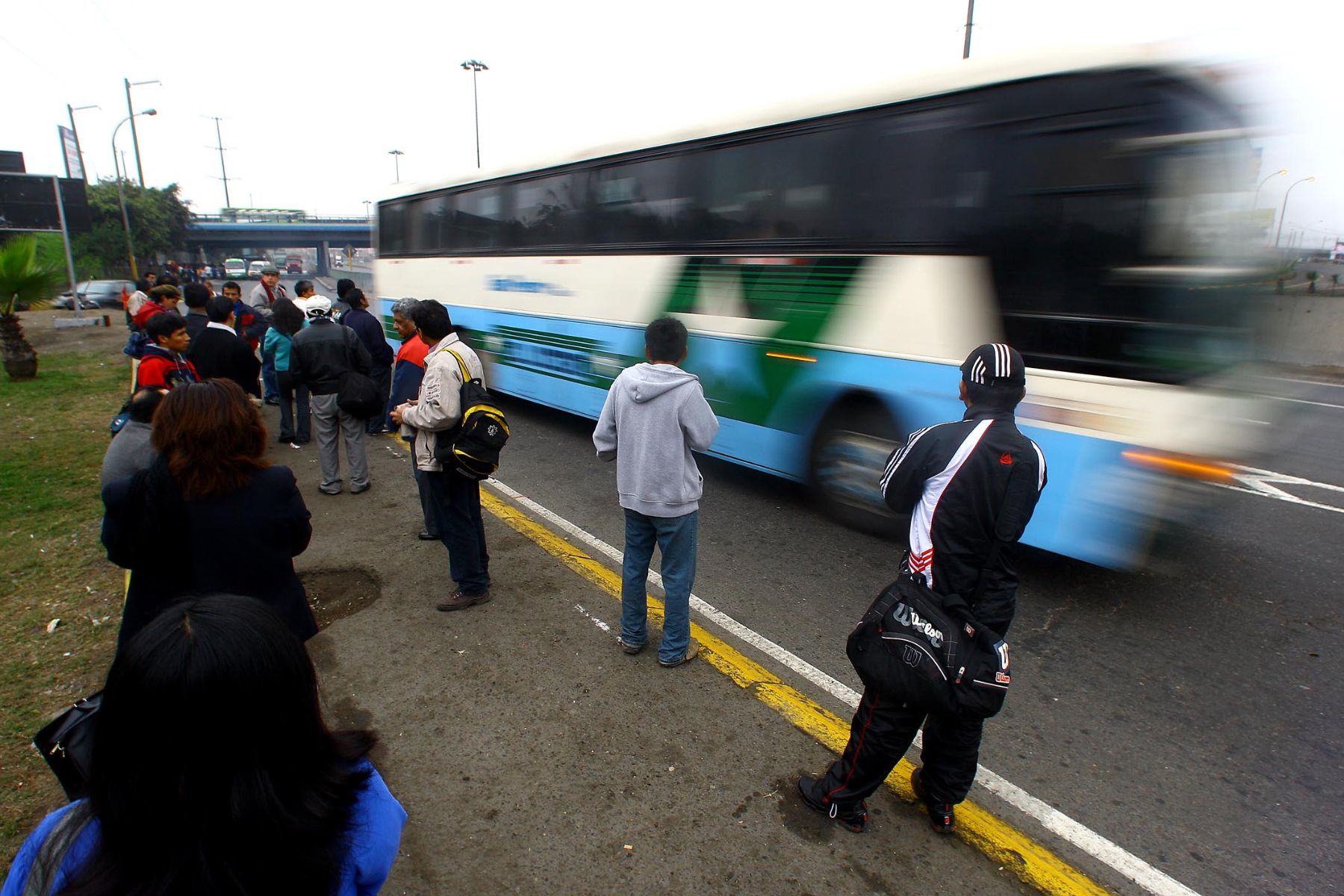 Transporte pùblico urbano normal en la avenida Los Héroes, en San Juan de Miraflores, en el día de la paralización convocada por los gremios sindicales. Foto: ANDINA/Alberto Orbegoso.