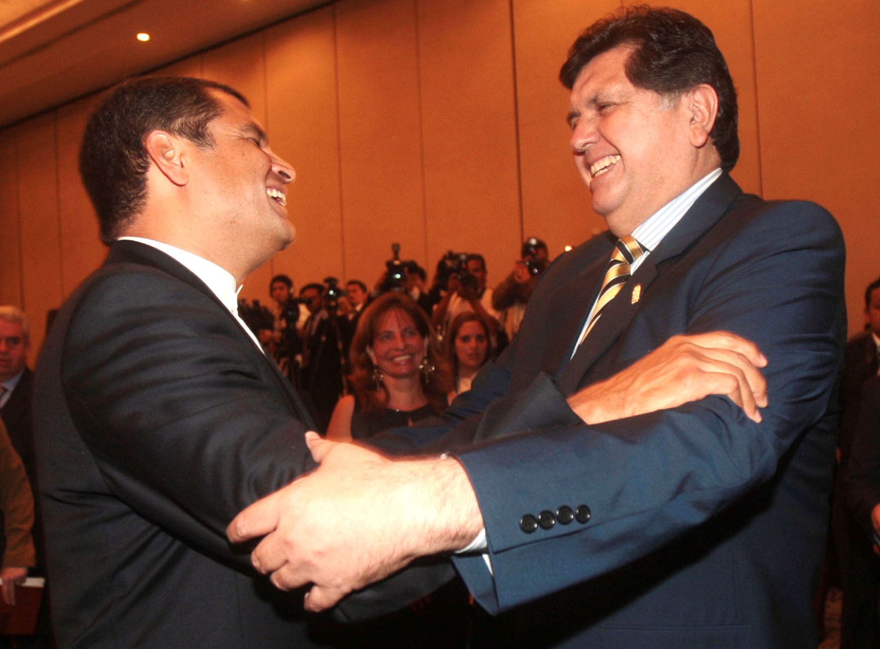 El presidente de la República, Alan García , saluda a su homólogo ecuatoriano, Rafael Correa, con quien participará de reunión extraordinaria del Consejo Presidencial Andino en la ciudad de Guayaquil en Ecuador.
Foto: ANDINA / Carlos Lezama.
