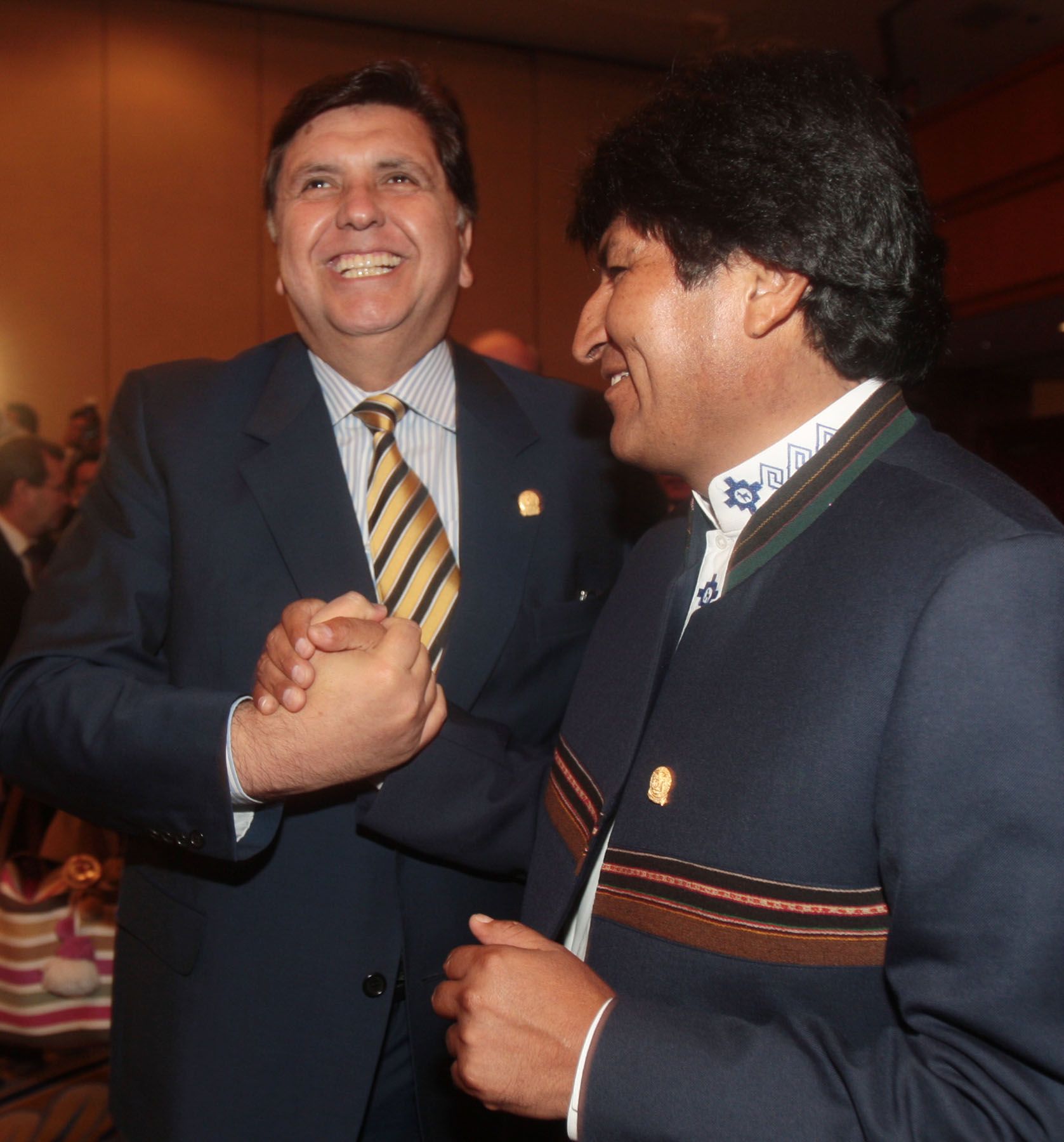 El presidente de la República, Alan García , saluda a su homólogo boliviano,Evo Morales, con quien participará de reunión extraordinaria del Consejo Presidencial Andino en la ciudad de Guayaquil en Ecuador.
Foto: ANDINA / Carlos Lezama.