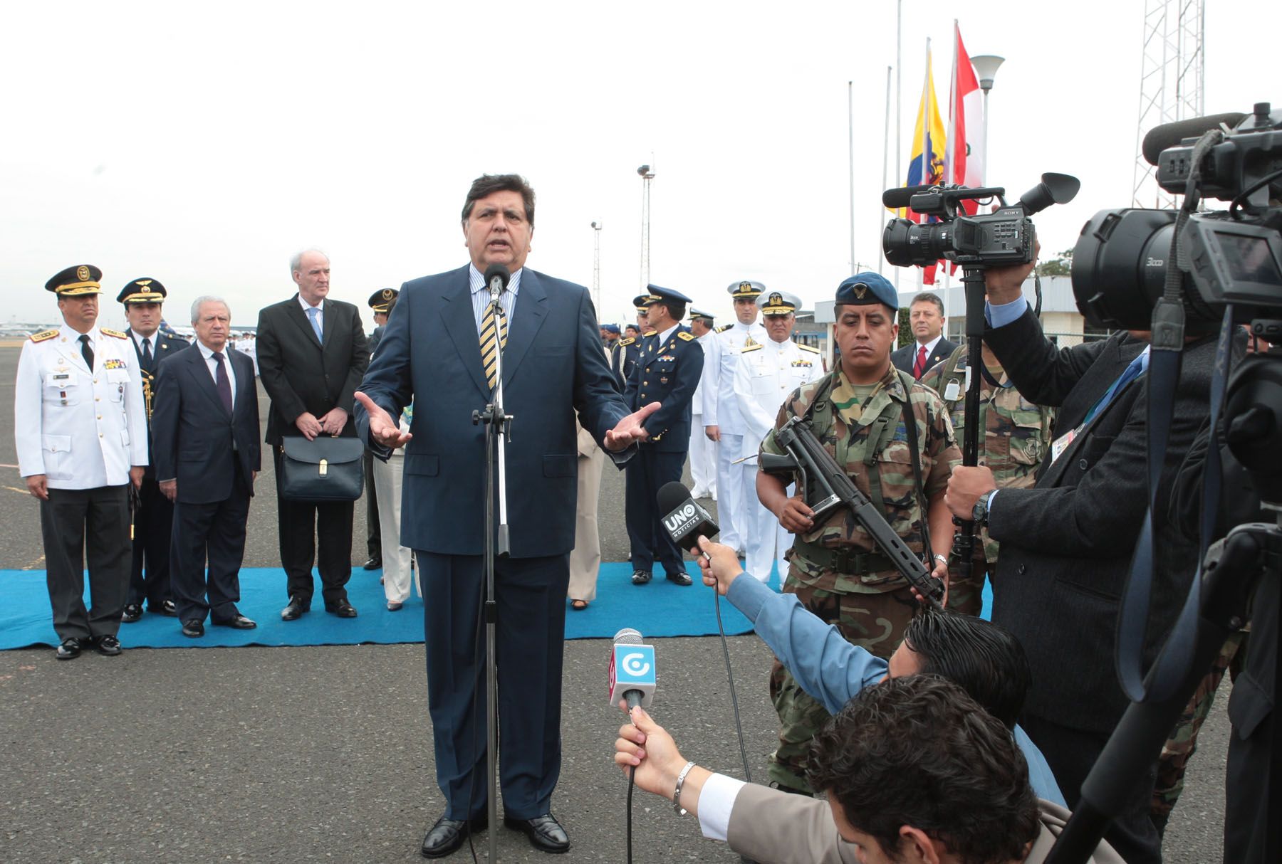 El presidente de Perú, Alan García a su llegada a Guayaquil (Ecuador), donde participará en la Cumbre presidencial de la Comunidad Andina.
Foto: ANDINA / Carlos Lezama.