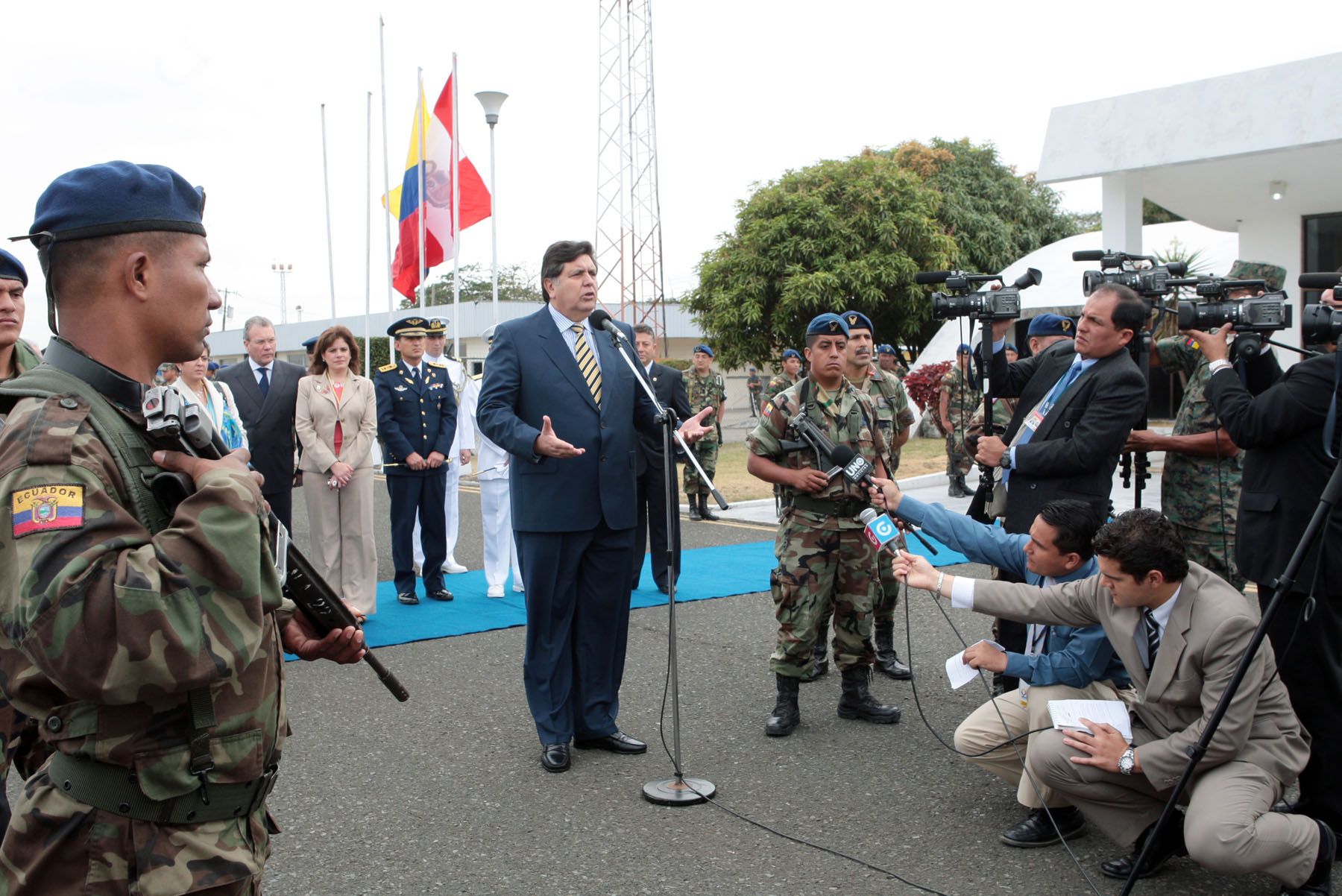El presidente de Perú, Alan García a su llegada a Guayaquil (Ecuador), donde participará en la Cumbre presidencial de la Comunidad Andina (CAN). Foto: ANDINA / Carlos Lezama.