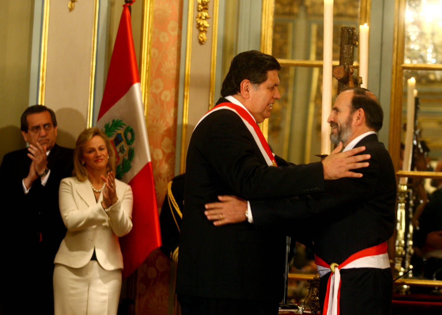 El Presidente de la República, Alan García Pérez, tomó juramento  a Yehude Simon como nuevo presidente del Consejo de Ministros. Foto: ANDINA / Alberto Orbegoso