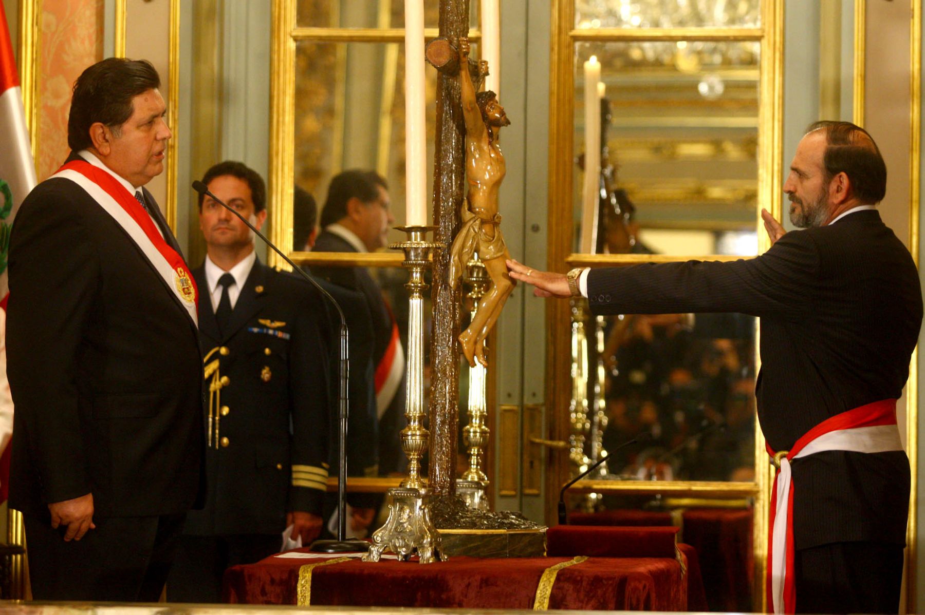 El Presidente de la República, Alan García Pérez, toma juramento  a Yehude Simon como nuevo presidente del Consejo de Ministros. Foto: ANDINA / Alberto Orbegoso