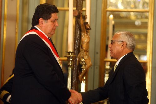 El Presidente de la República, Alan García Pérez, tomó juramento  a Remigio Hernani, como nuevo Ministro del Interior. Foto: ANDINA / Alberto Orbegoso