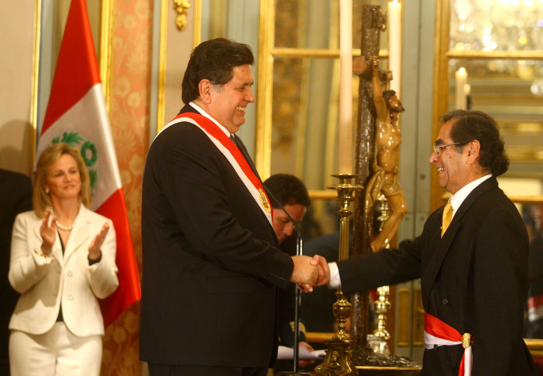 El Presidente de la República, Alan García Pérez, tomó juramento  a Oscar Ugarte Ubillus, como nuevo Ministro de Salud. Foto: ANDINA / Alberto Orbegoso