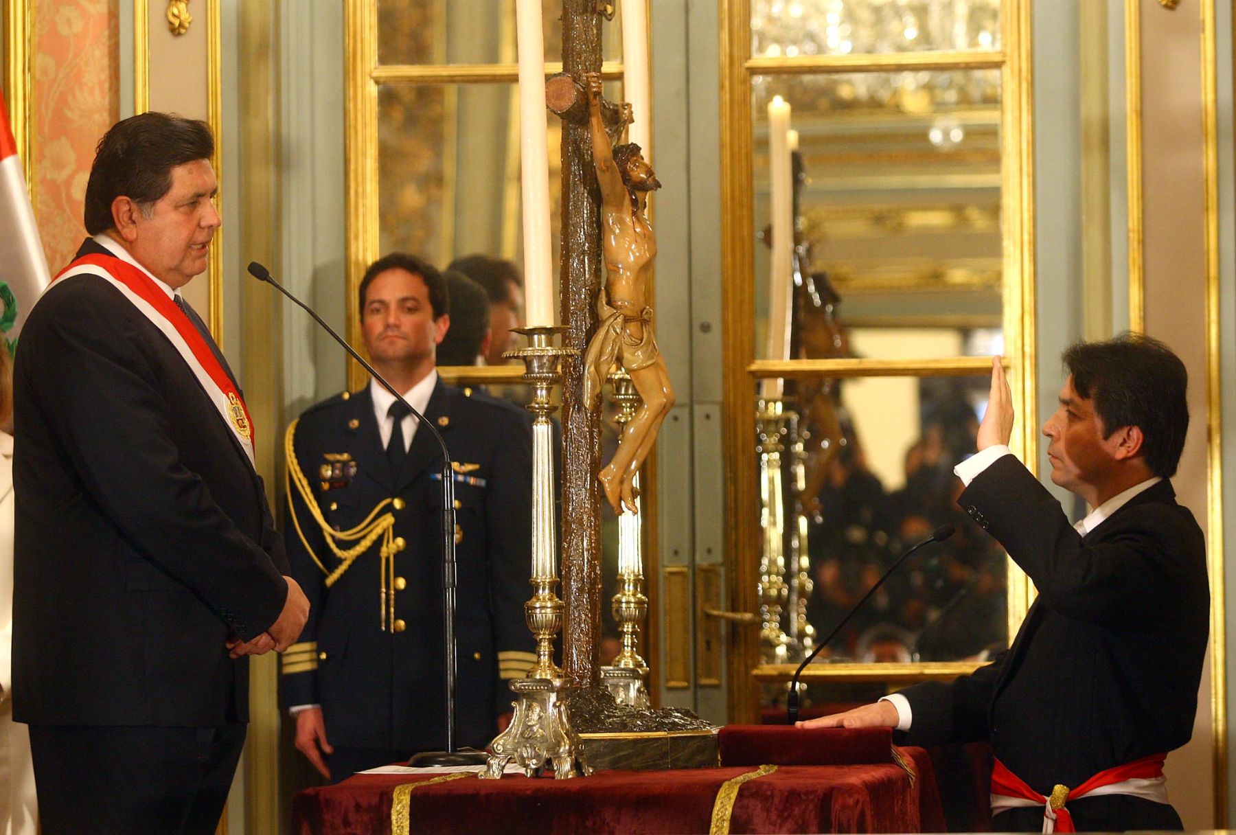 El Presidente de la República, Alan García Pérez, tomó juramento  a Jorge Villasante como nuevo Ministro de Trabajo. Foto: ANDINA / Alberto Orbegoso