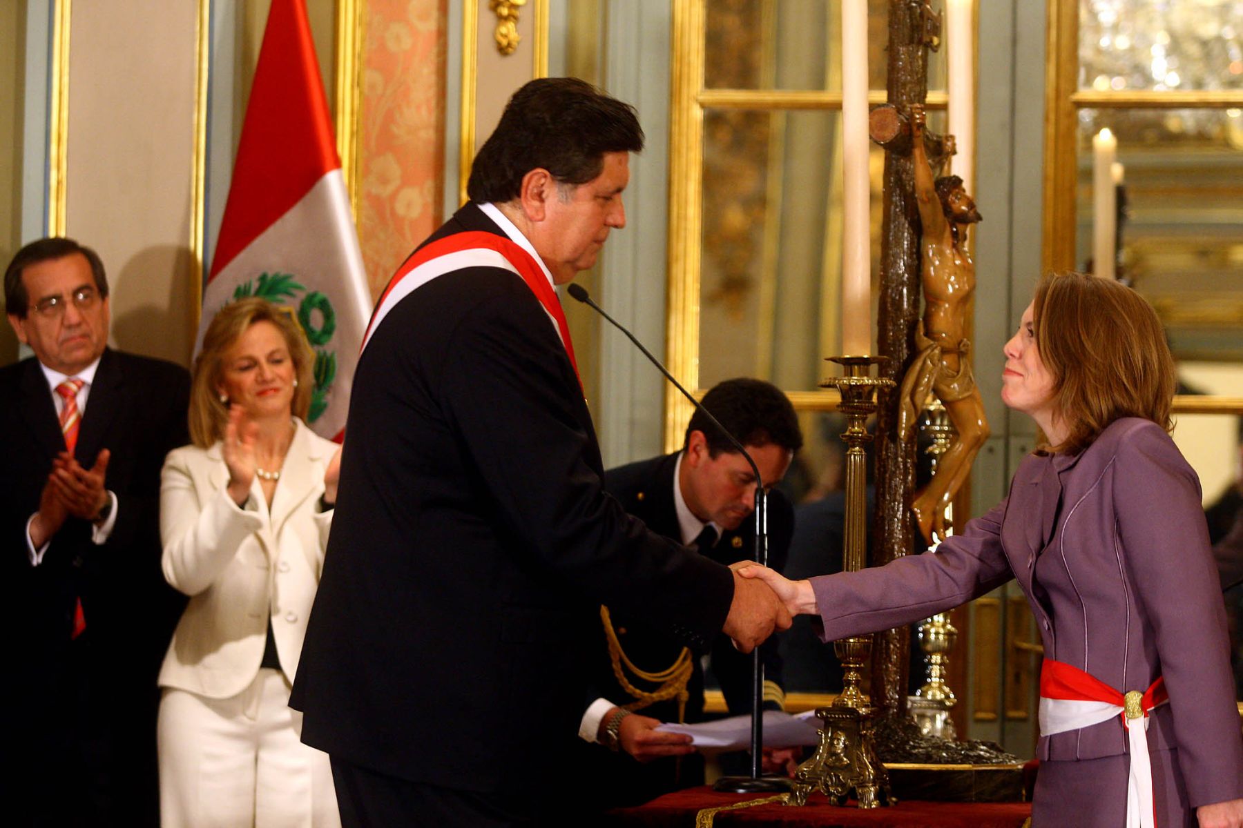 El Presidente de la República, Alan García Pérez, tomó juramento  a Elena Conterno Martinelli como nueva Ministra de la Producción. Foto: ANDINA / Alberto Orbegoso