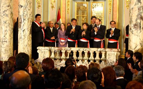 Jefe del Estado junto al flamante titular de la PCM, Yehude Simon, y los nuevos miembros del Gabinete ministerial, en Palacio de Gobierno, Foto: ANDINA / Alberto Orbegoso