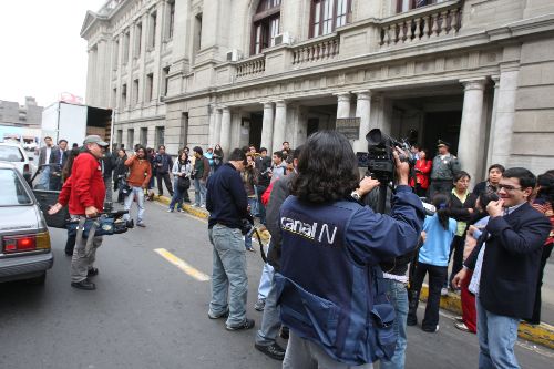 Magaly medina fue trasladada esta mañana a la carceleta del Poder Judicial, lugar donde aguardan cientos de periodistas. Foto: ANDINA / Piero Vargas