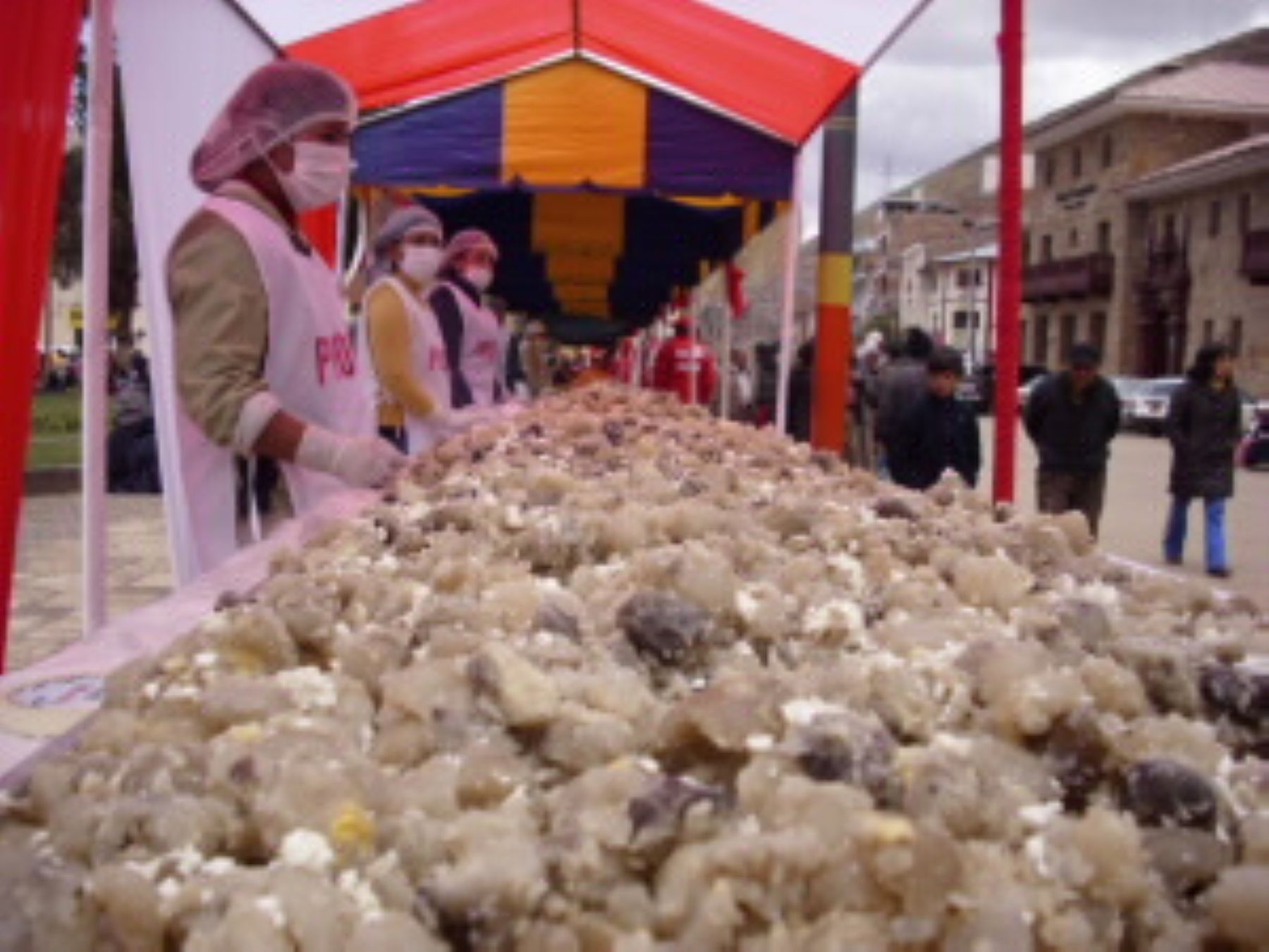 Preparan plato típico “chuño pasi” más grande del mundo. Foto: Gobierno Regional de Huancavelica