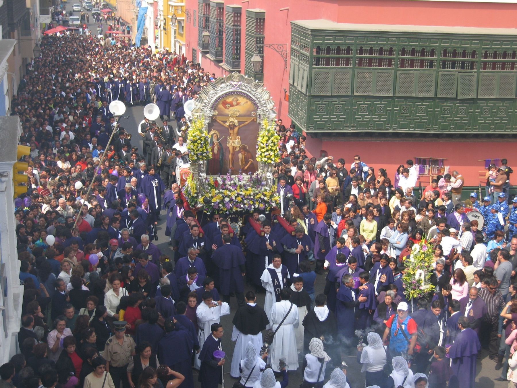 Señor De Los Milagros Realiza Su Primer Recorrido Procesional Por ...