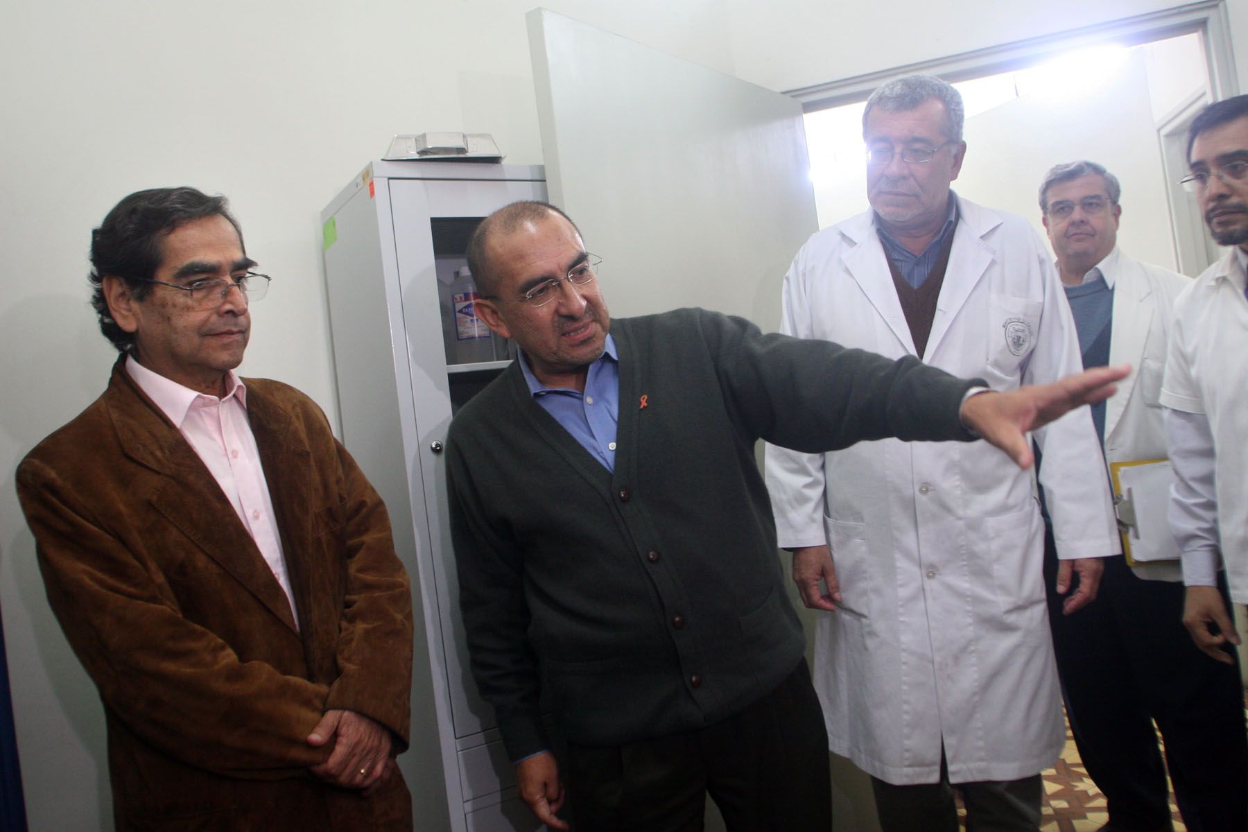 El doctor Elmer Huerta (al centro) acompaña al ministro de Salud Oscar Ugarte en el Hospital Alcides Carrión en el Callao. Foto: ANDINA / Carolina Urra.
