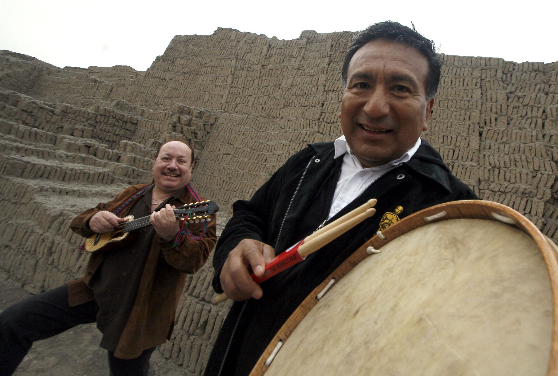 Músicos Ramón Stagnaro y Alex Acuña proponen conciertos con clases maestras para difundir música peruana. Foto: Stephanie Zollner