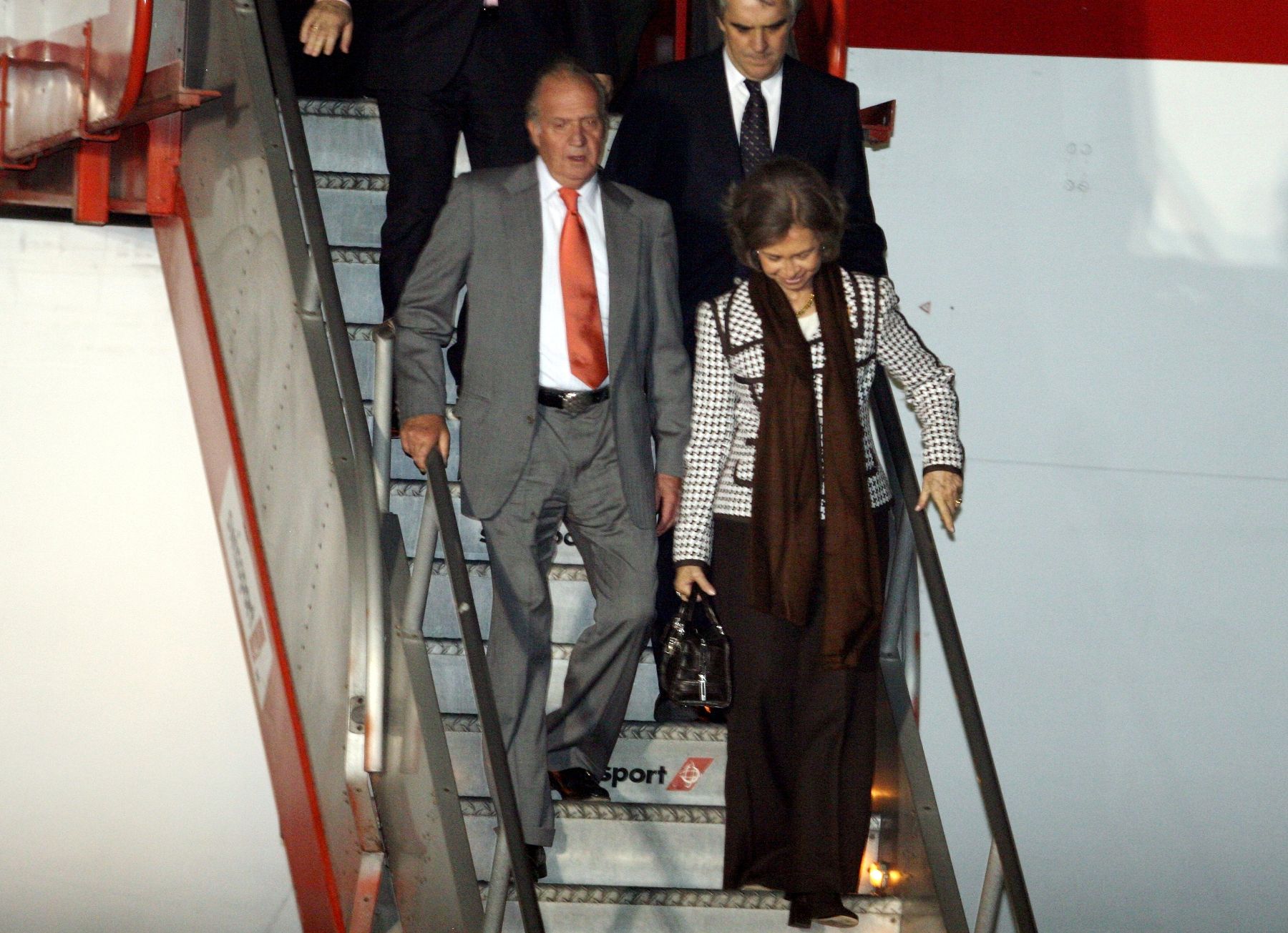 Los reyes de España Juan Carlos I y doña Sofía arribaron a Lima a las 21:00 horas, para desarrollar una visita oficial. Foto: ANDINA/Vidal Tarqui.