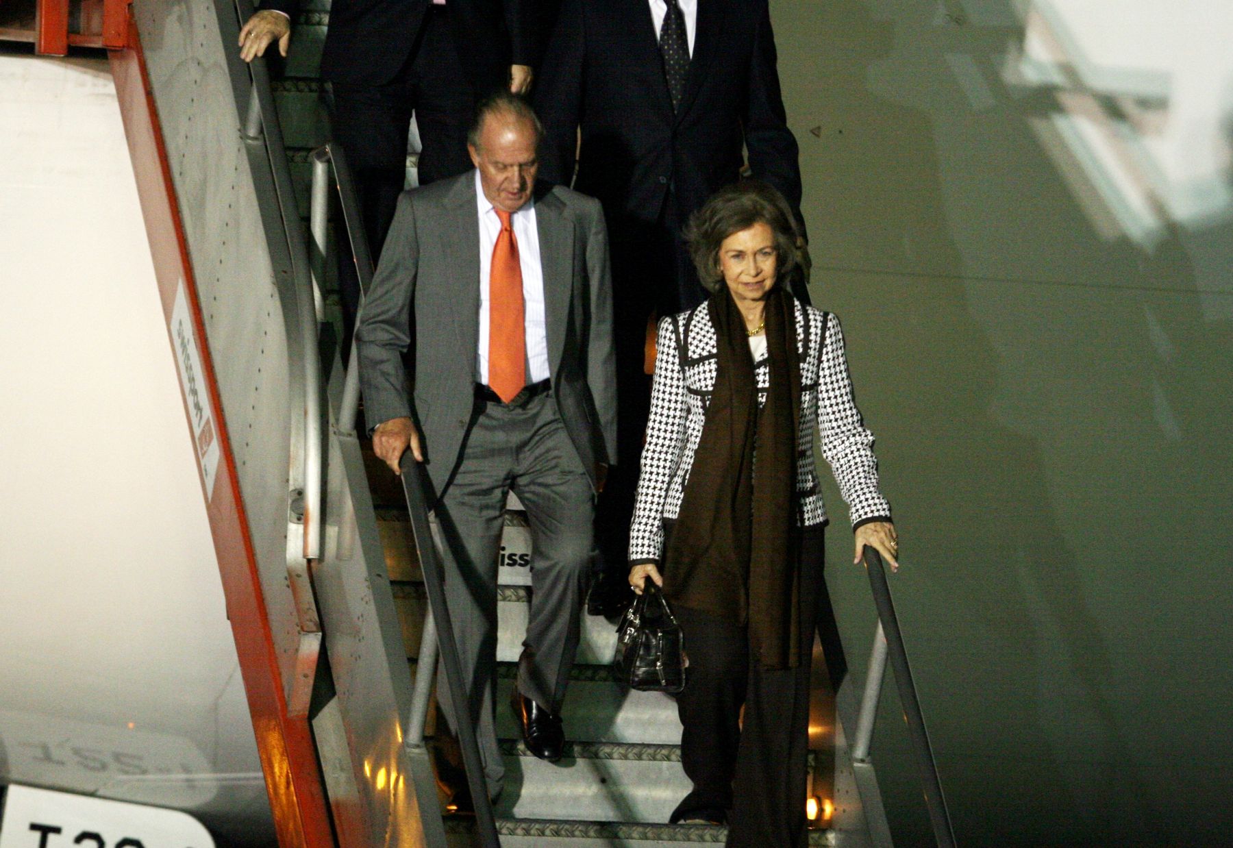 Los reyes de España Juan Carlos I y doña Sofía arribaron a Lima a las 21:00 horas, para desarrollar una visita oficial. Foto: ANDINA/Vidal Tarqui.