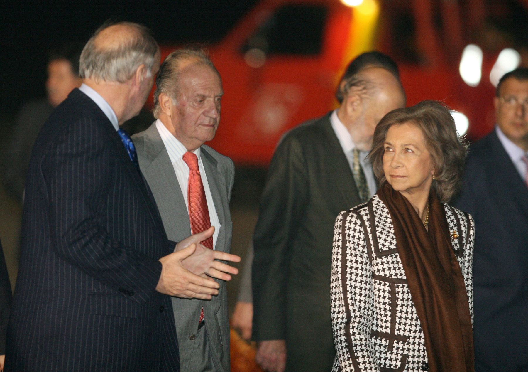 Los reyes de España Juan Carlos y doña Sofía fueron recibidos esta noche por el canciller José Antonio Garcia Belaunde, a su llegada a Lima en visita oficial. Foto: ANDINA/Vidal Tarqui.