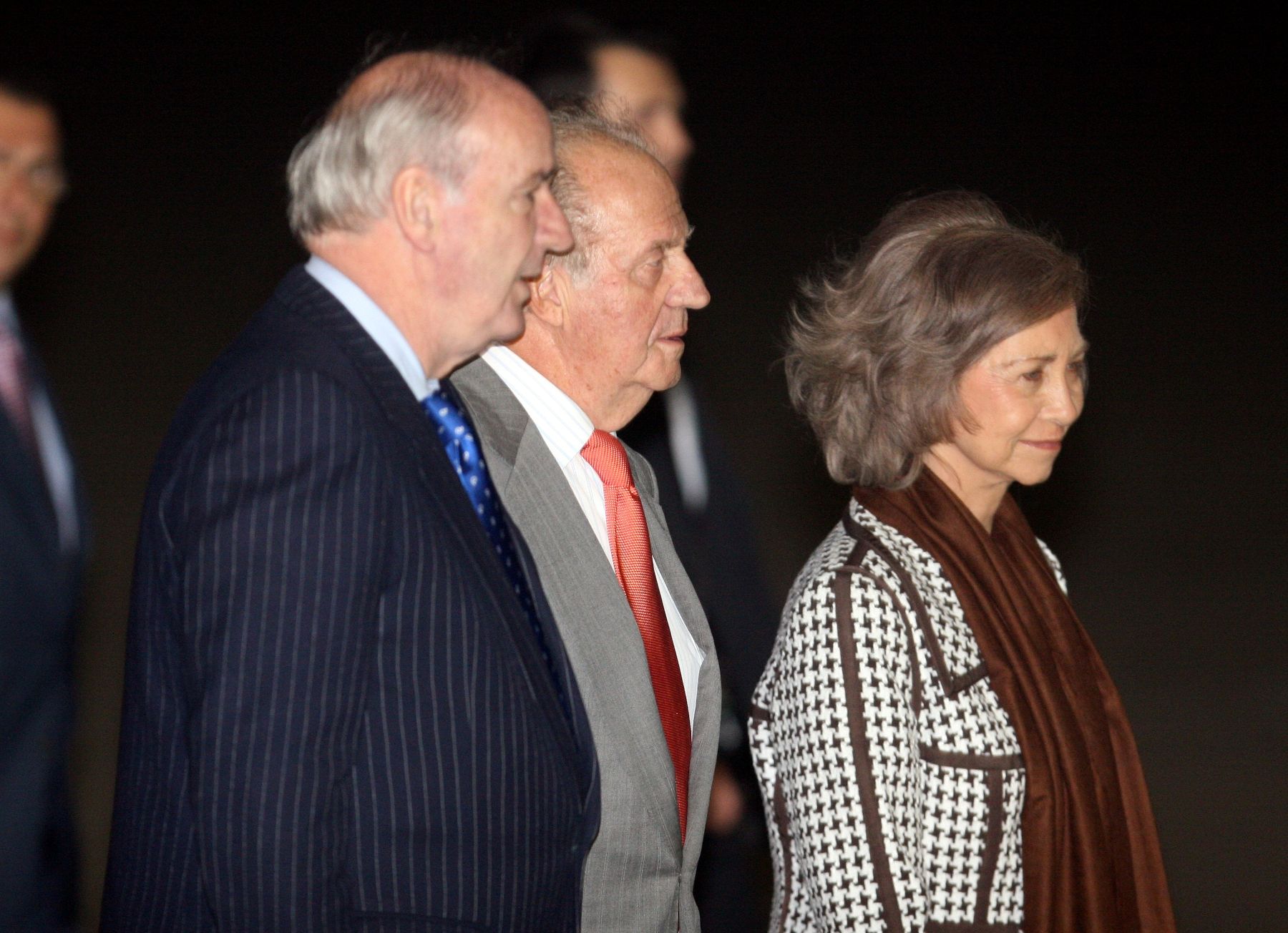 Los reyes de España Juan Carlos y doña Sofía, fueron recibidos esta noche por el canciller José Antonio Garcia Belaunde, a su llegada a Lima en visita oficial. Foto: ANDINA/Vidal Tarqui.