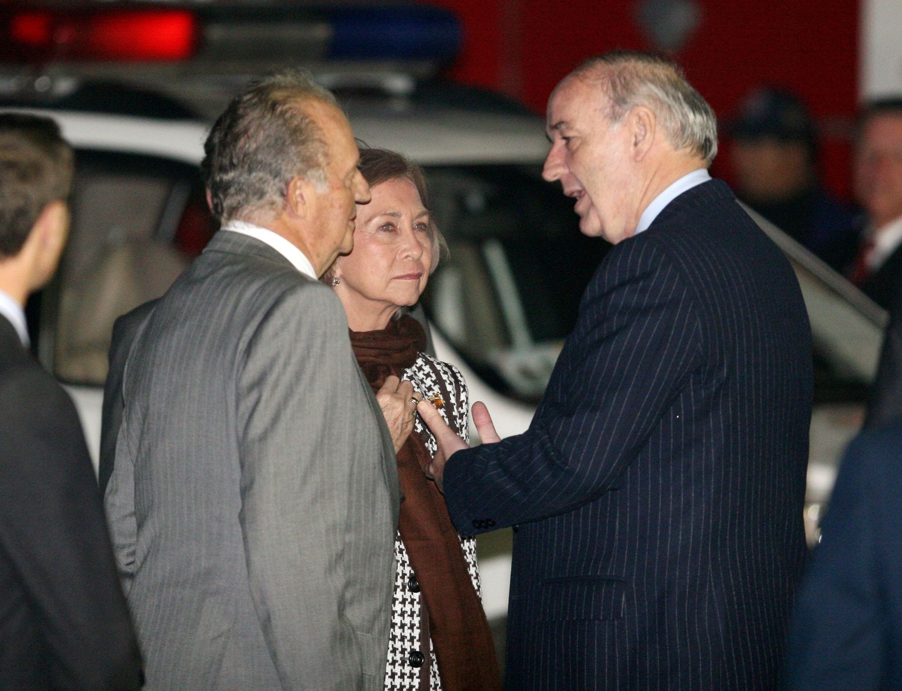 Los reyes de España Juan Carlos y doña Sofía fueron recibidos esta noche por el canciller José Antonio Garcia Belaunde, a su llegada a Lima en visita oficial. Foto: ANDINA/Vidal Tarqui.