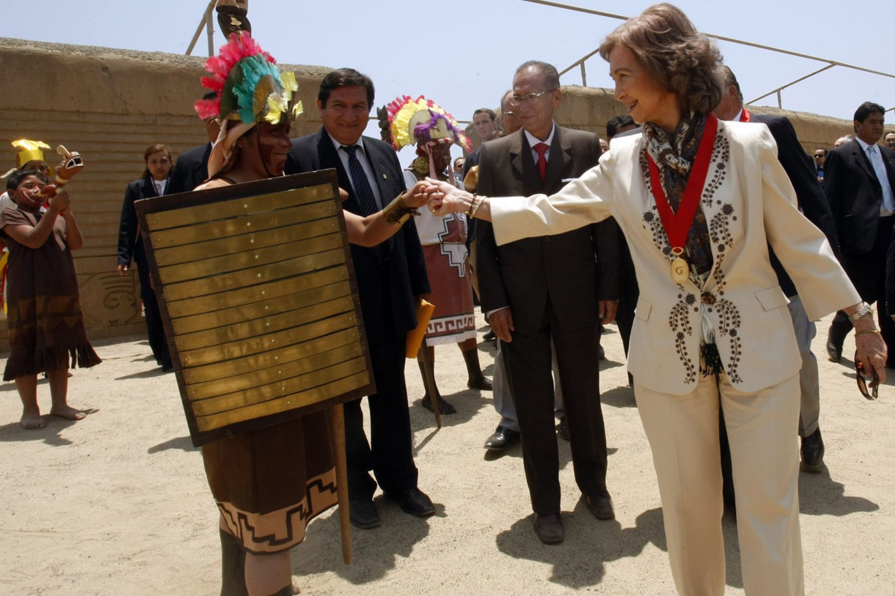 La reina Sofìa en las ruinas de Chan-Chan.
Foto:ANDINA / Juan Carlos Guzmán Negrini.