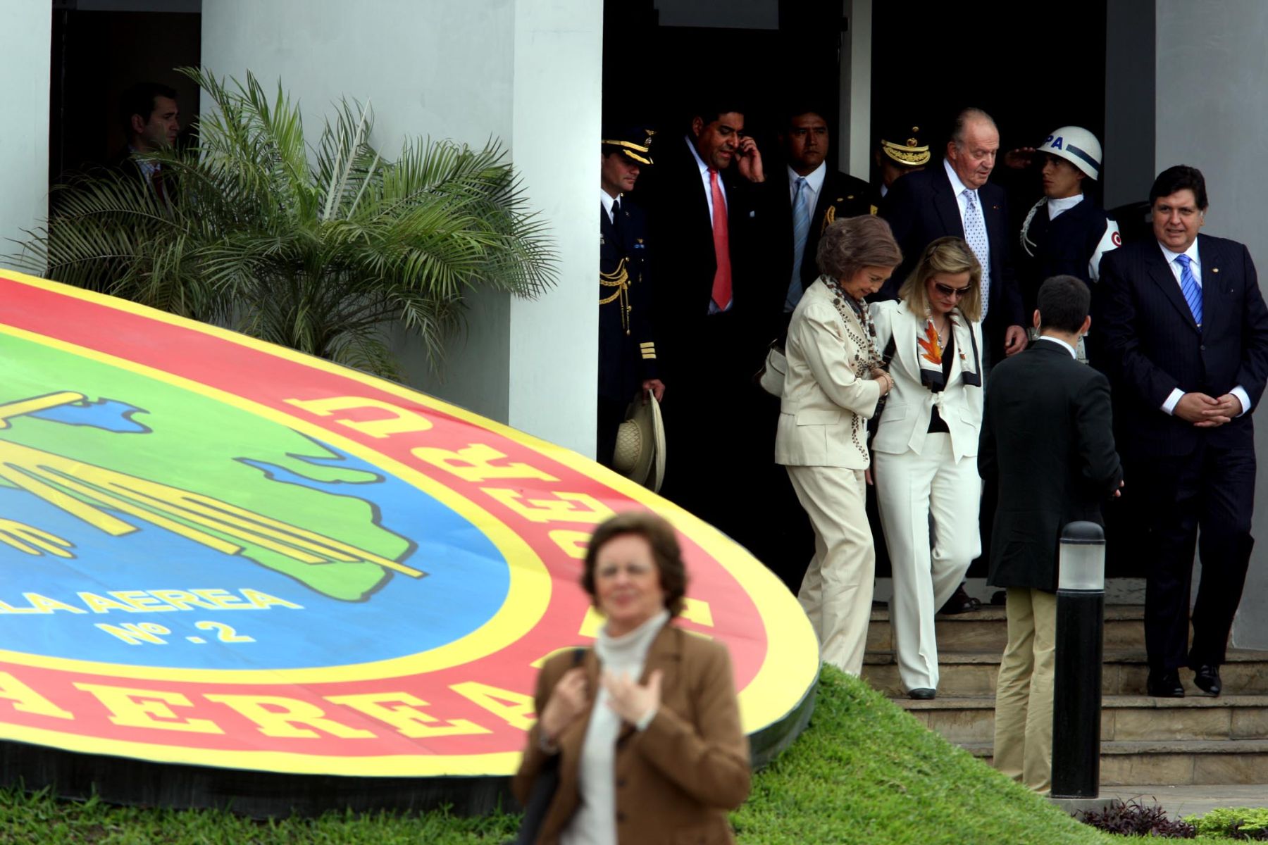 El Presidente Alan García y Reyes de España en el Grupo Aereo N°8, a su salida para la ciudad de Trujillo. Foto: ANDINA / Alberto Orbegoso.