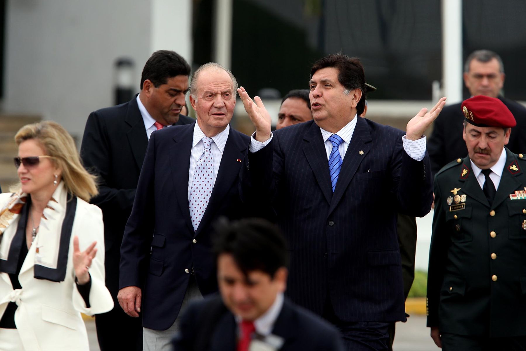 El Presidente Alan García y Reyes de España en el Grupo Aereo N°8, a su salida para la ciudad de Trujillo. Foto: ANDINA / Alberto Orbegoso.