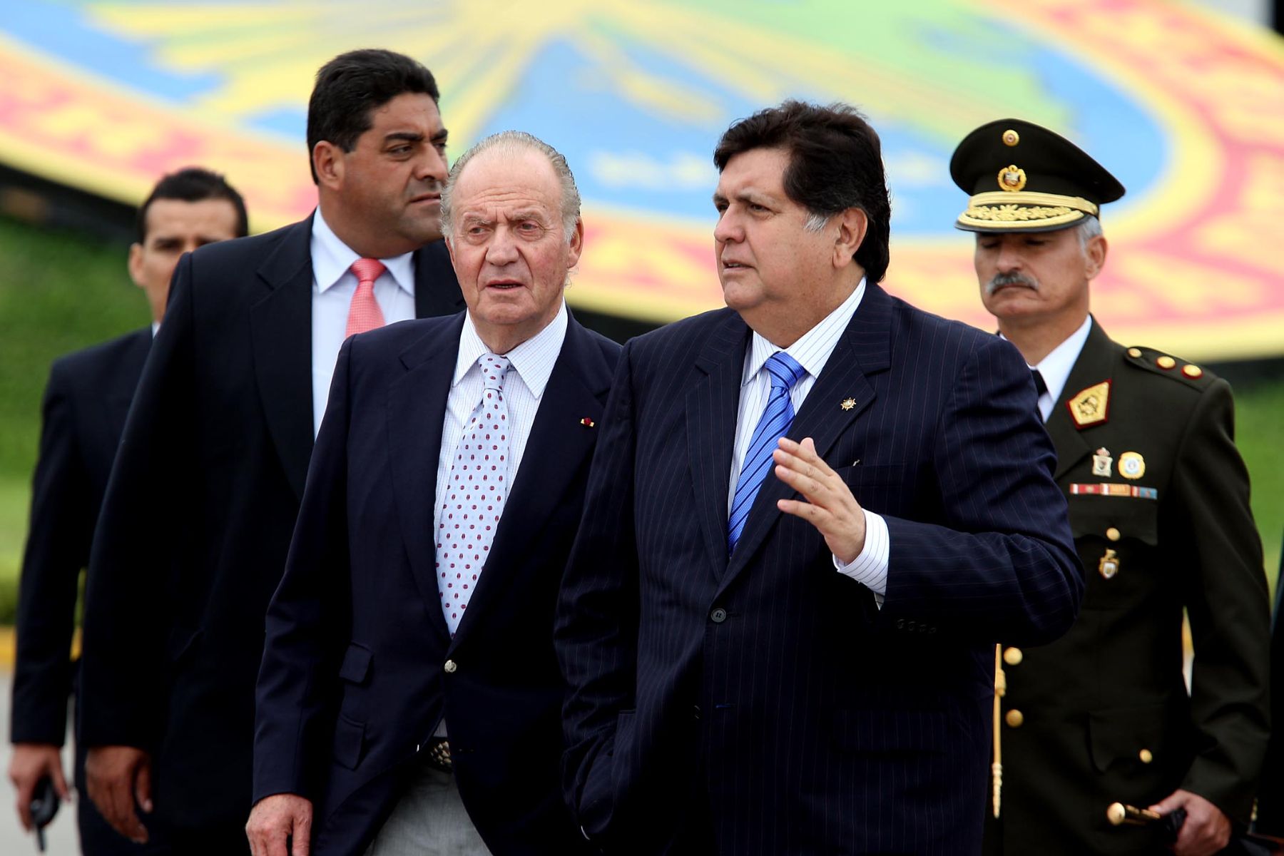 El Presidente Alan García y Reyes de España en el Grupo Aereo N°8, a su salida para la ciudad de Trujillo. Foto: ANDINA / Alberto Orbegoso.