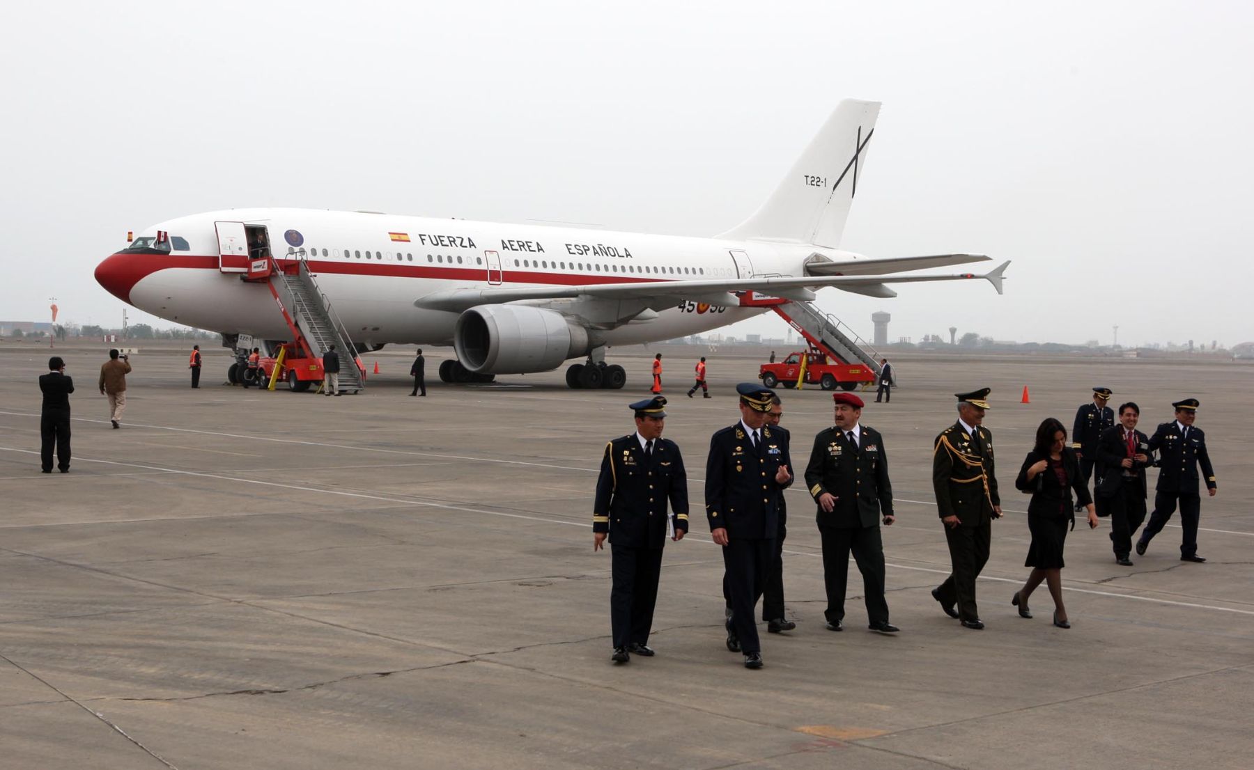 El Presidente Alan García y los Reyes de España en el Grupo Aereo N°8, a su salida hacia la ciudad de Trujillo. Foto: ANDINA / Alberto Orbegoso