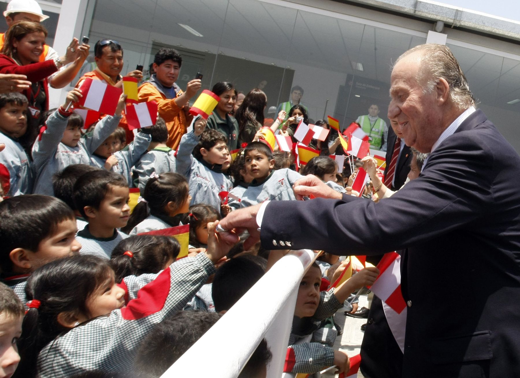 El Rey Juan Carlos de España saluda a un grupo de niños a su llegada a la ciudad de Trujillo.
Foto: ANDINA / Juan Carlos Guzmán Negrini.