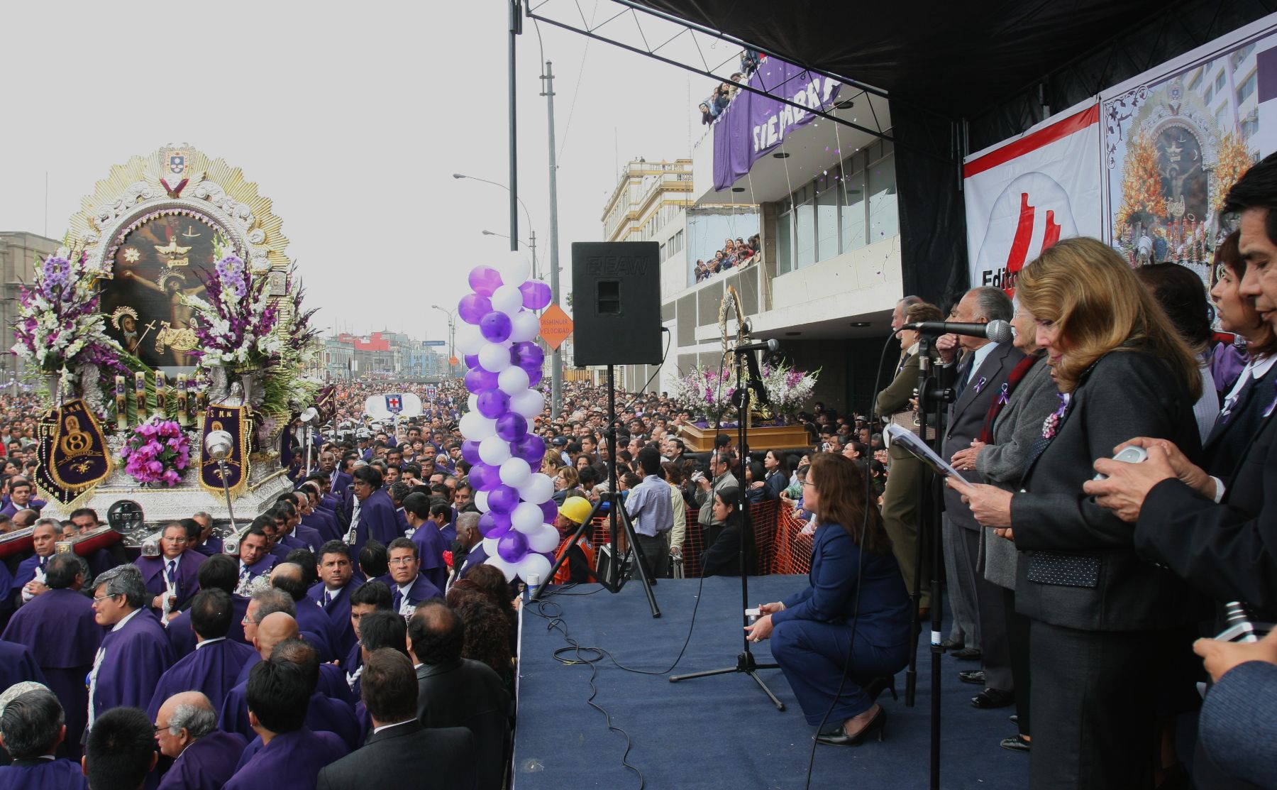 La imagen del Señor de los Milagros recibiò este mediodìa en Editora Perú un homenaje encabezado por su presidenta del Directorio, María del Pilar Tello
Foto: ANDINA/ Jorge Paz H