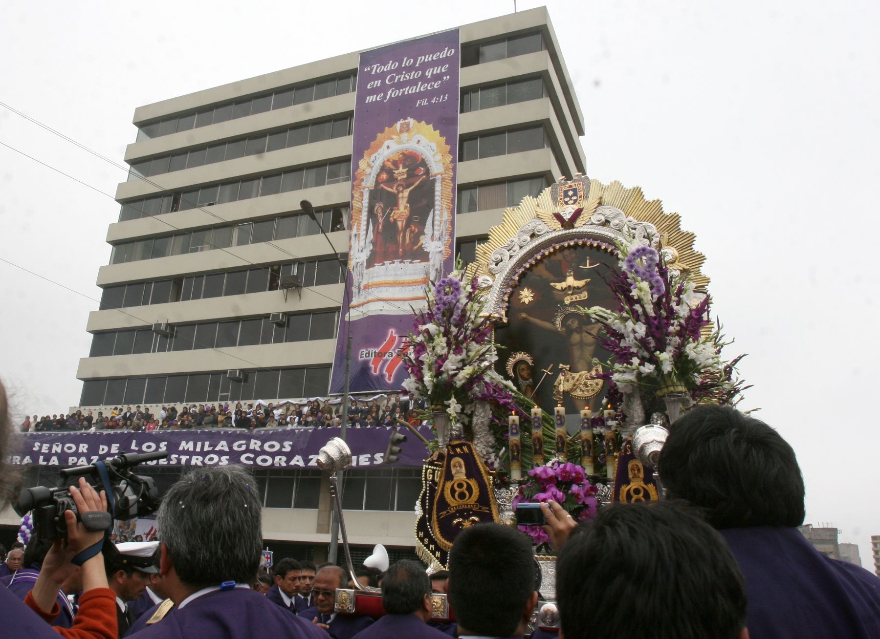 La imagen del Señor de los Milagros recibiò este mediodìa en Editora Perú un homenaje encabezado por su presidenta del Directorio, María del Pilar Tello
Foto: ANDINA/ Jorge Paz H