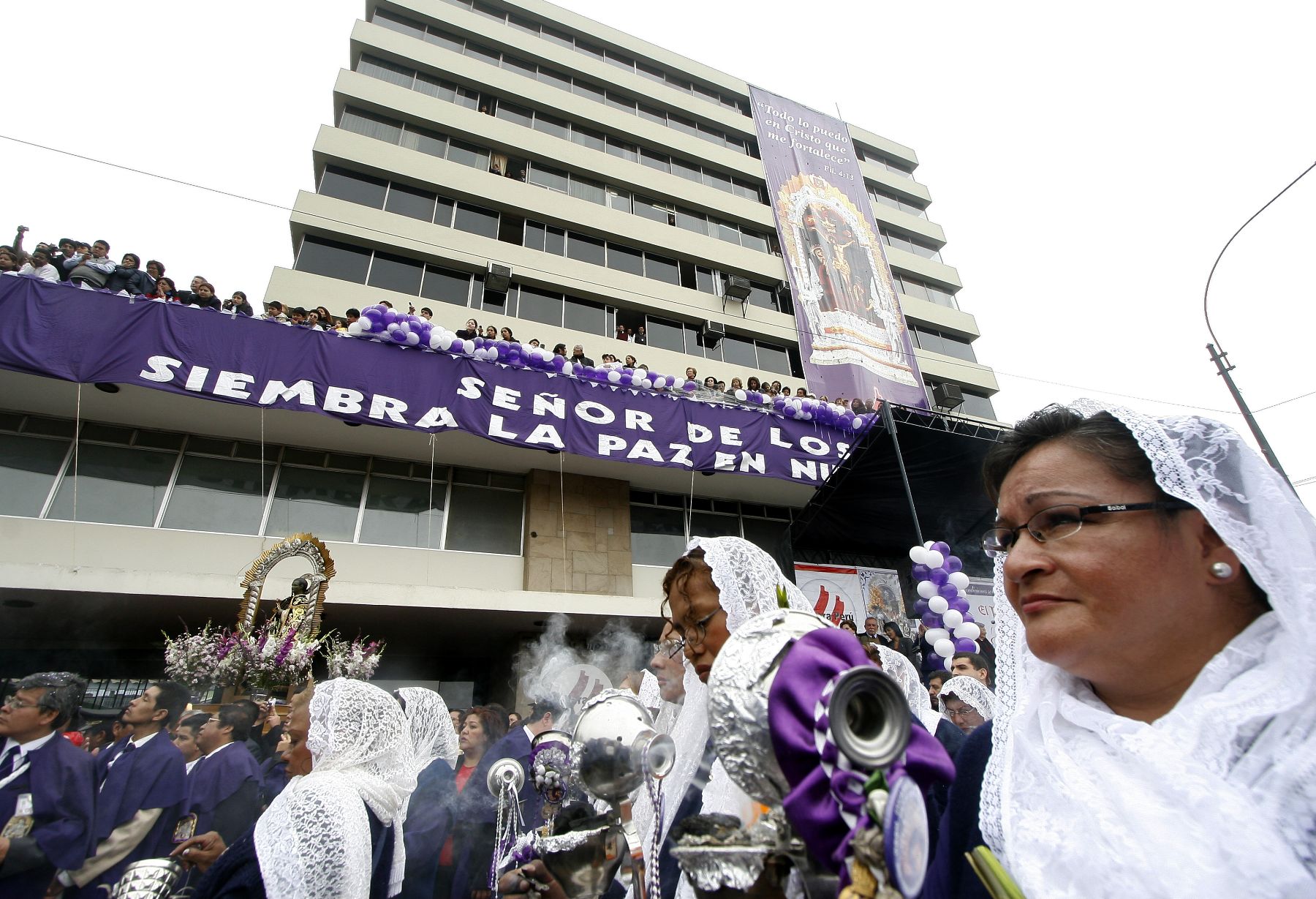 Quinto recorrido de la procesión del Señor de los Milagros pasa por el frontis de Editora Perú. Foto. ANDINA/Stephanie Zollner