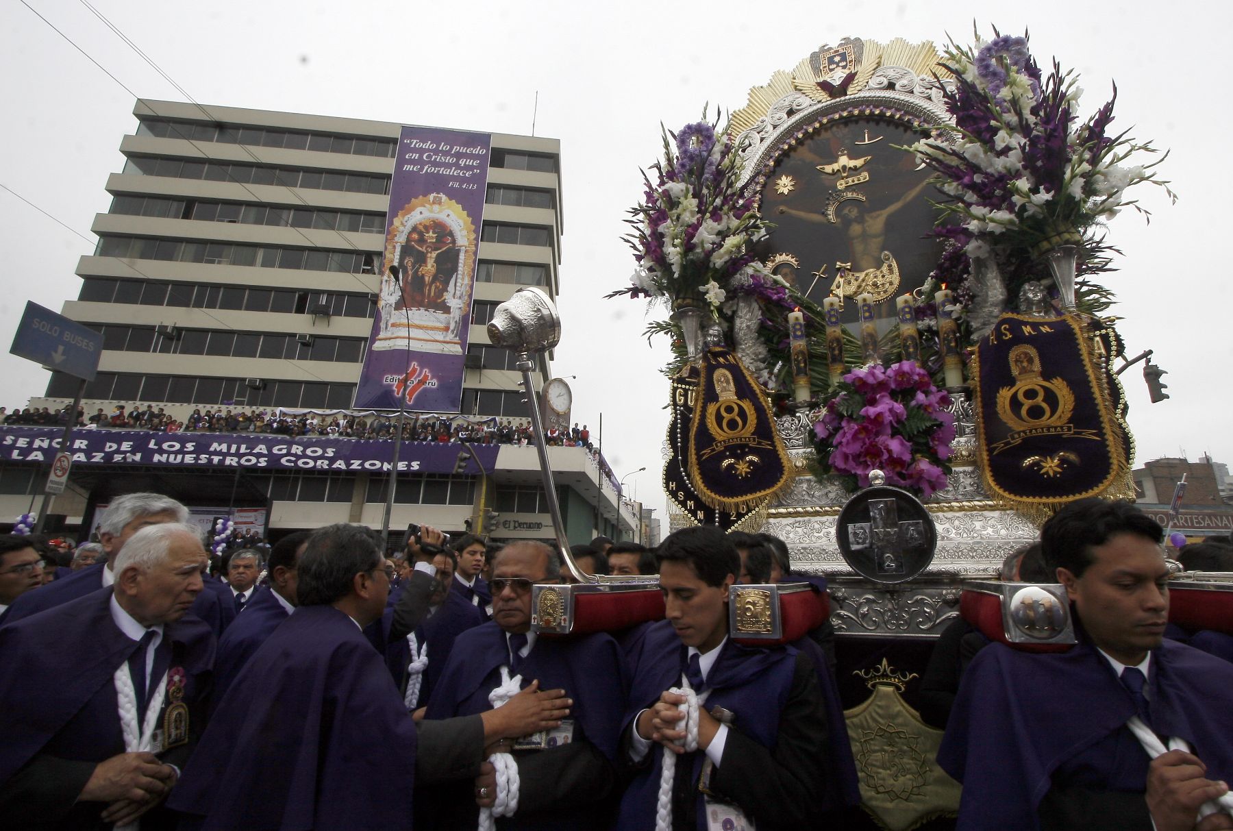 Quinto recorrido de la procesión del Señor de los Milagros pasa por el frontis de Editora Perú. Foto. ANDINA/Stephanie Zollner