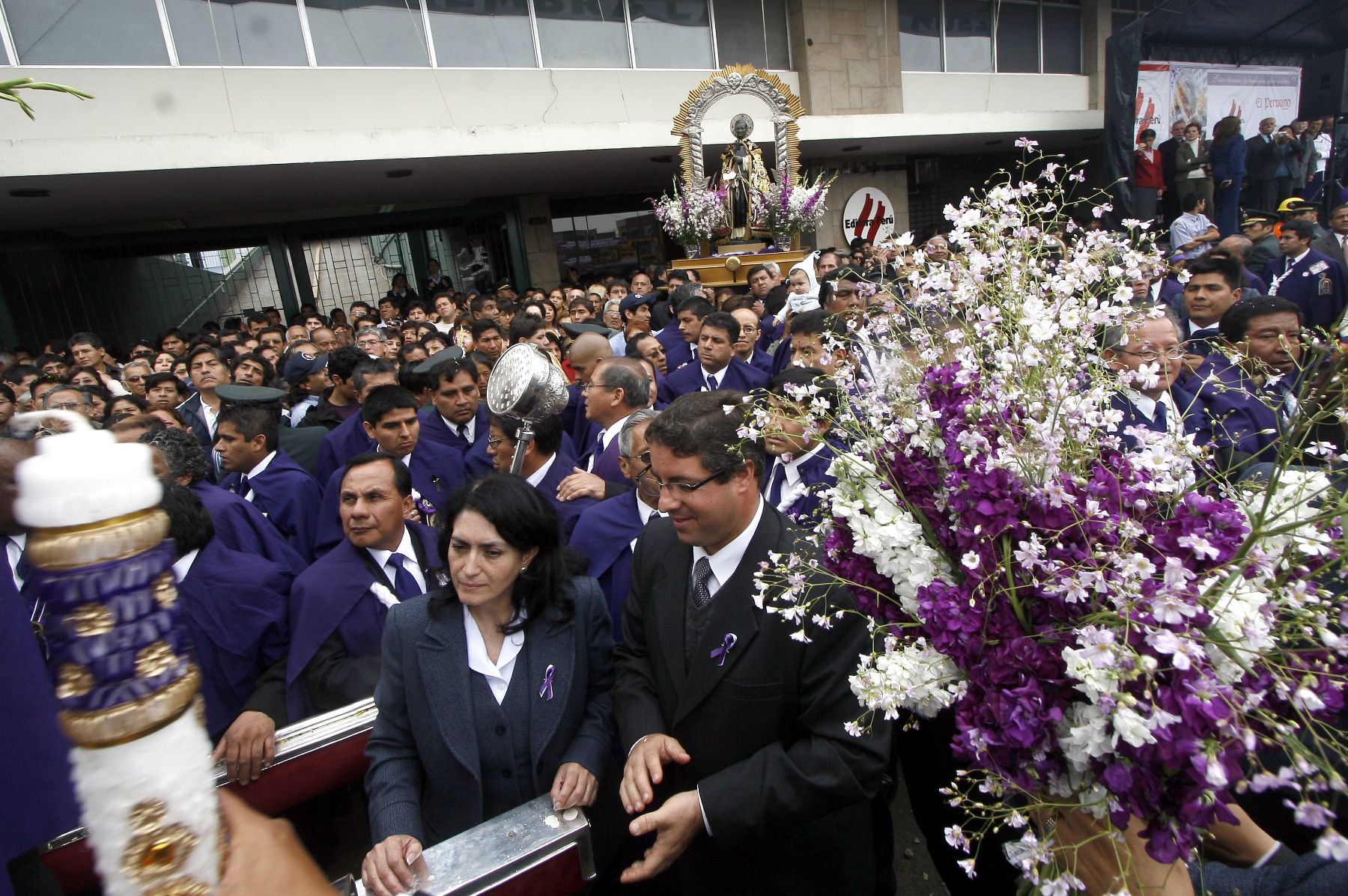 Quinto recorrido de la procesión del Señor de los Milagros pasa por el frontis de Editora Perú y es recibido por sus trabajadores. Foto. ANDINA/Stephanie Zollner