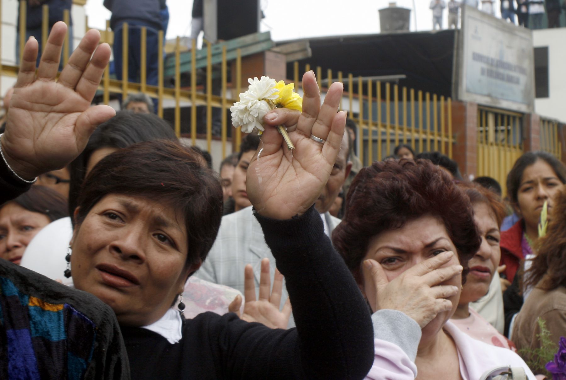 En su quinto recorrido del año, la procesión del Señor de los Milagros recorre la avenida Alfonso Ugarte. Foto. ANDINA/Stephanie Zollner