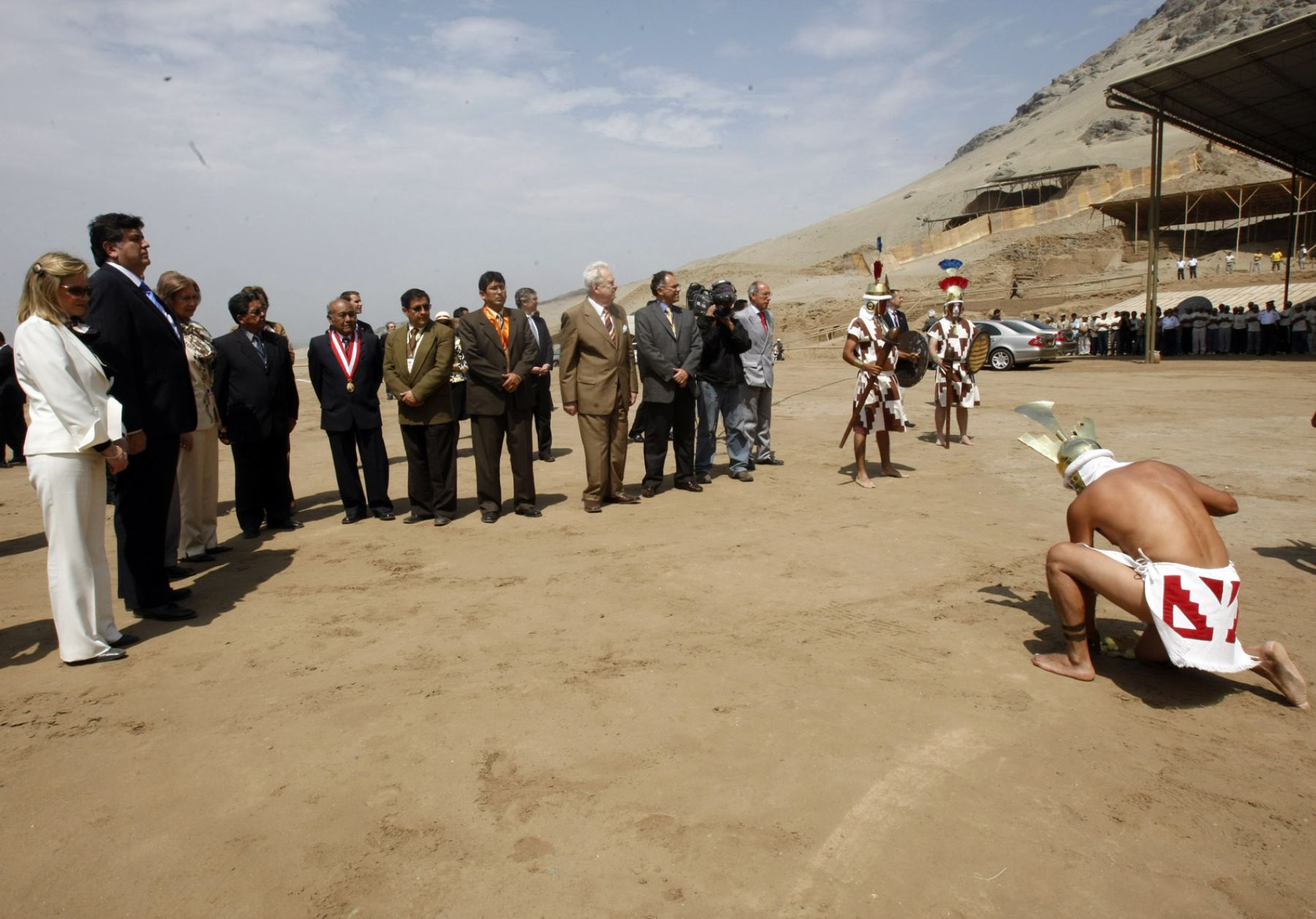 El Presidente Alan García, y su esposa Pilar Nóres, acompañan a los Reyes de España en su visita a la Huaca La Luna en Trujillo.

Foto: ANDINA / Juan Carlos Guzmán Negrini.